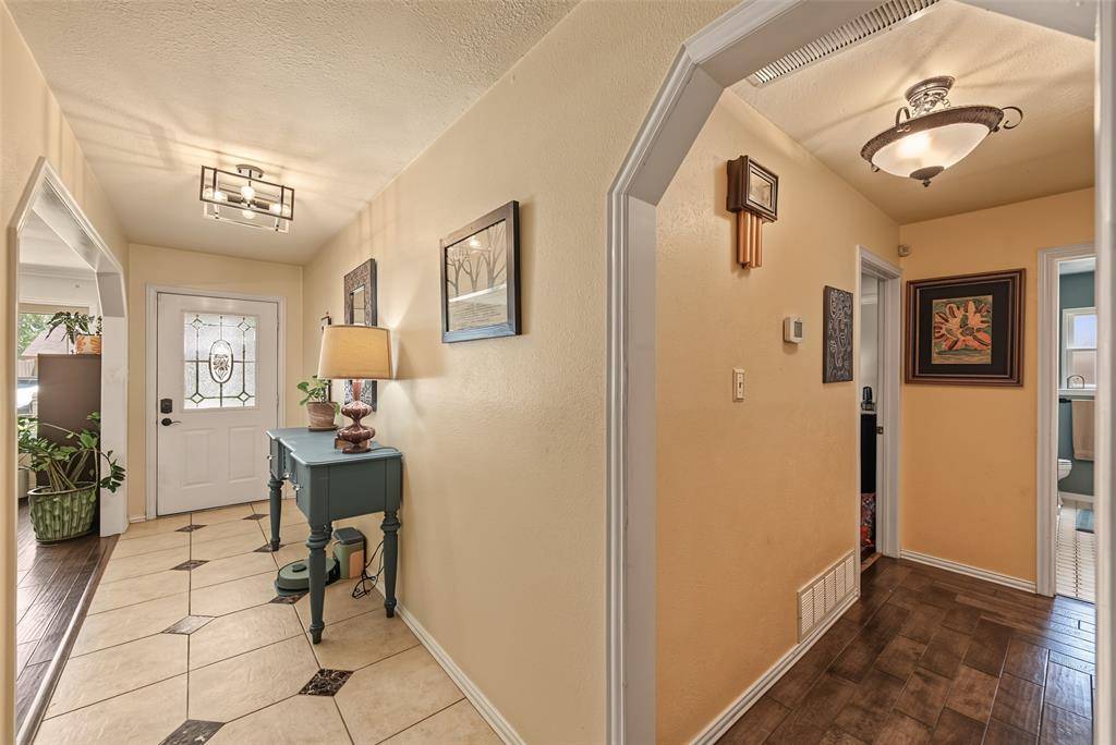2512 Glassboro Circle, Arlington, TX 76015