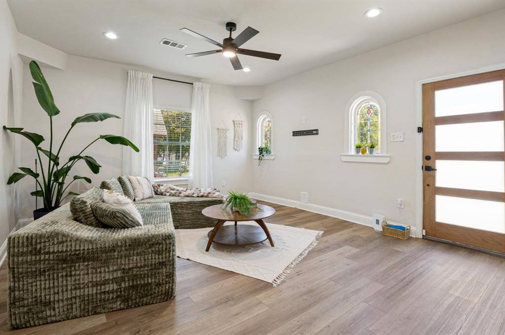 2744 Catherine Street, Dallas, TX 75211