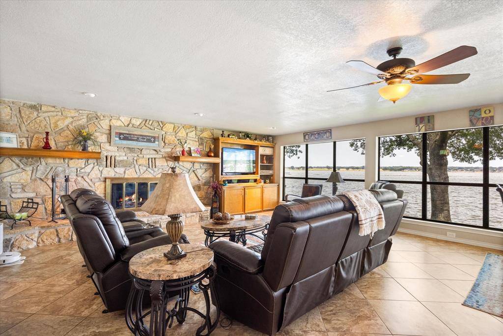 2537 Forest Park Drive, Granbury, TX 76048