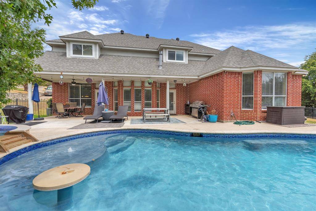 333 Coach House Circle, Fort Worth, TX 76108
