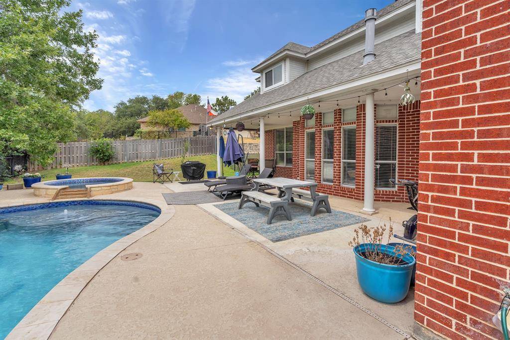333 Coach House Circle, Fort Worth, TX 76108