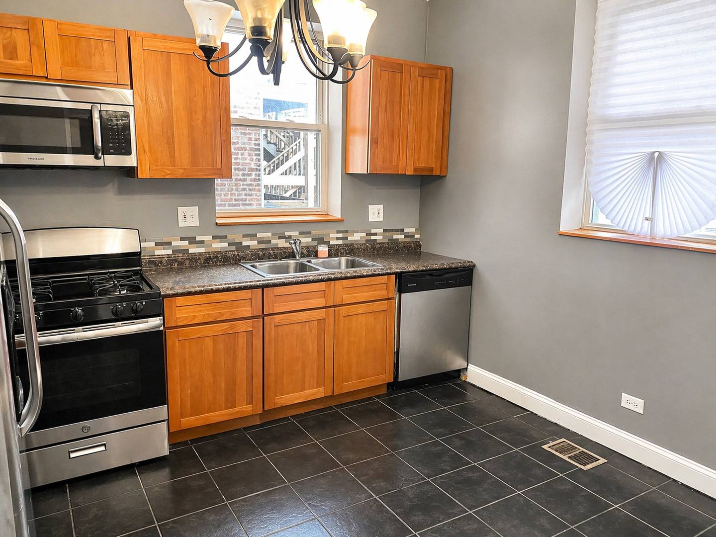 122 E 49th ST #106, Chicago, IL 60615