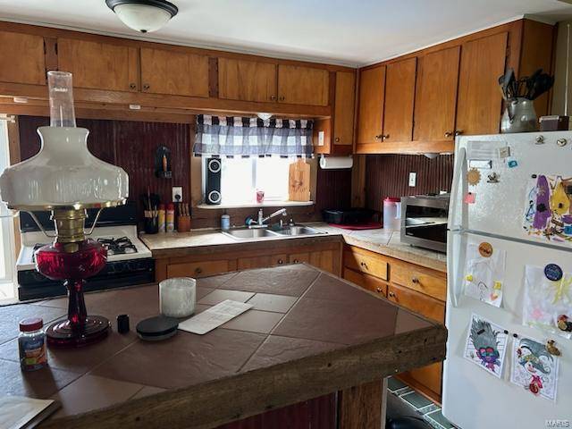 216 E DIVISION ST, Brownstown, IL 62418