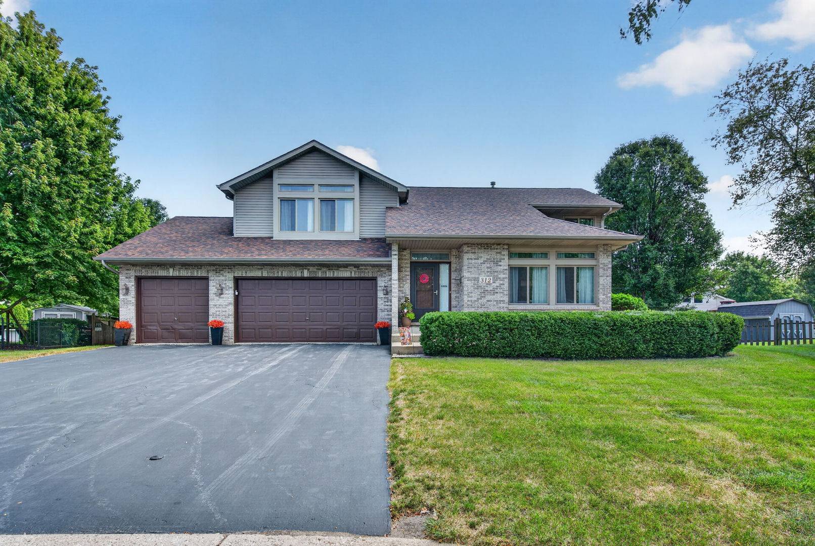 312 Badger CT, Oswego, IL 60543
