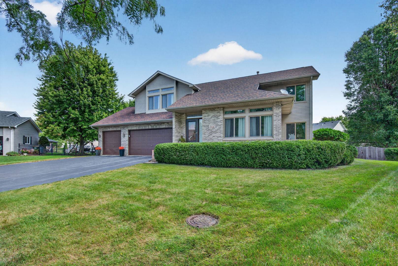 312 Badger CT, Oswego, IL 60543