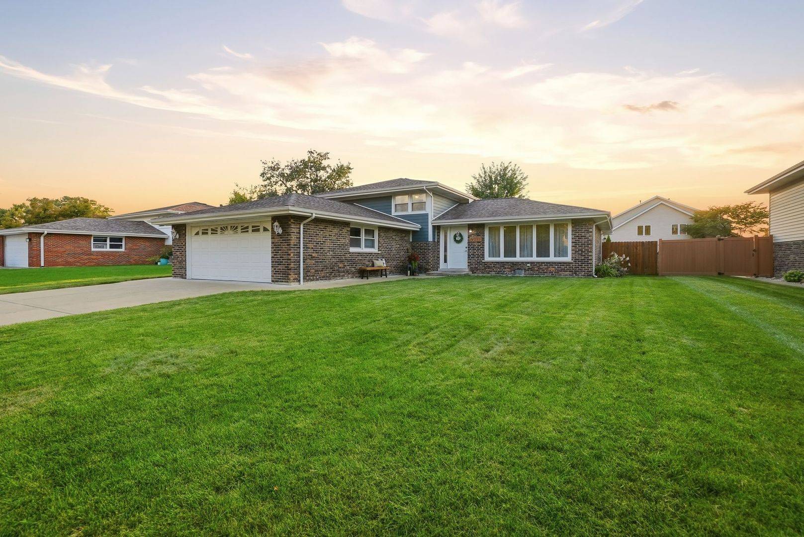 10548 S Tod DR, Palos Hills, IL 60465