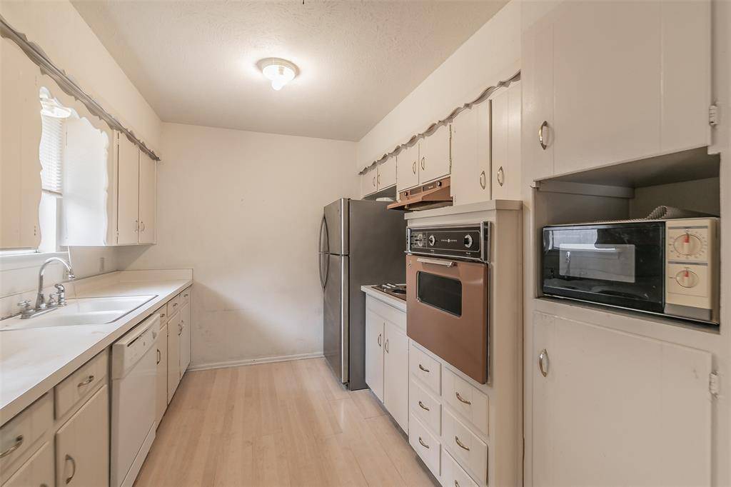 7412 Meadowcrest Drive, Fort Worth, TX 76112