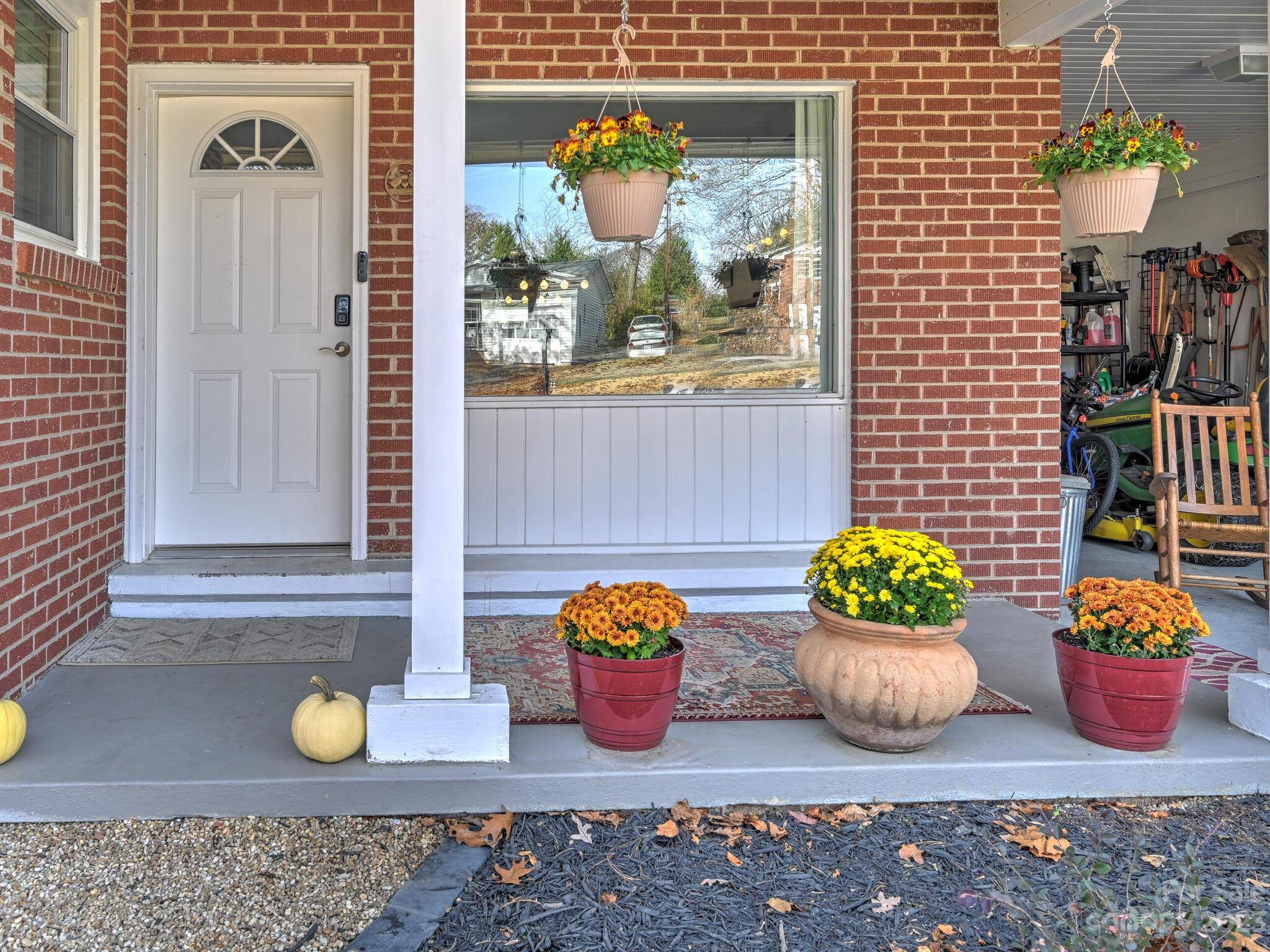 402 Smythe ST, East Flat Rock, NC 28726