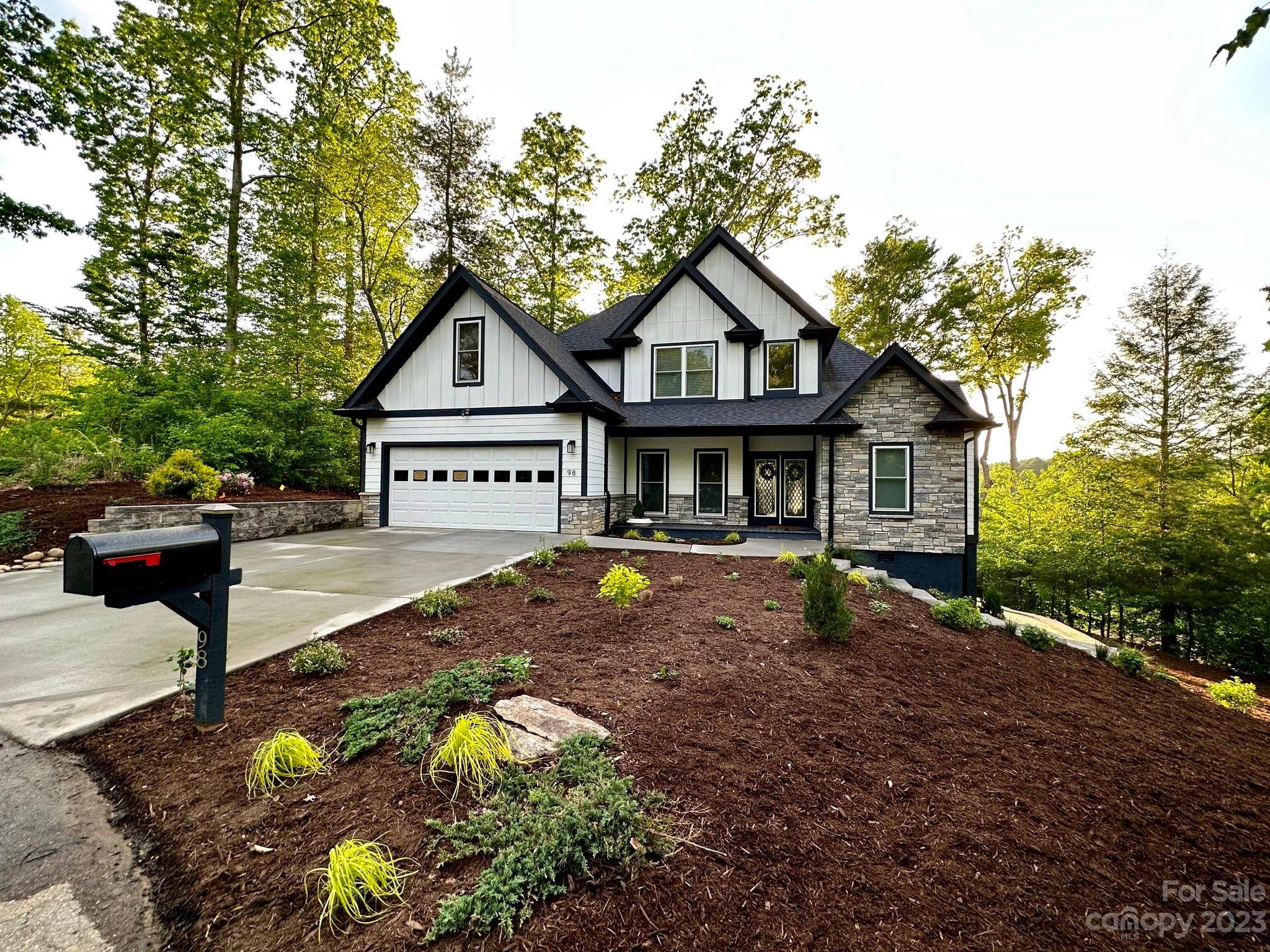 98 Hamilton Woods LN, Etowah, NC 28729