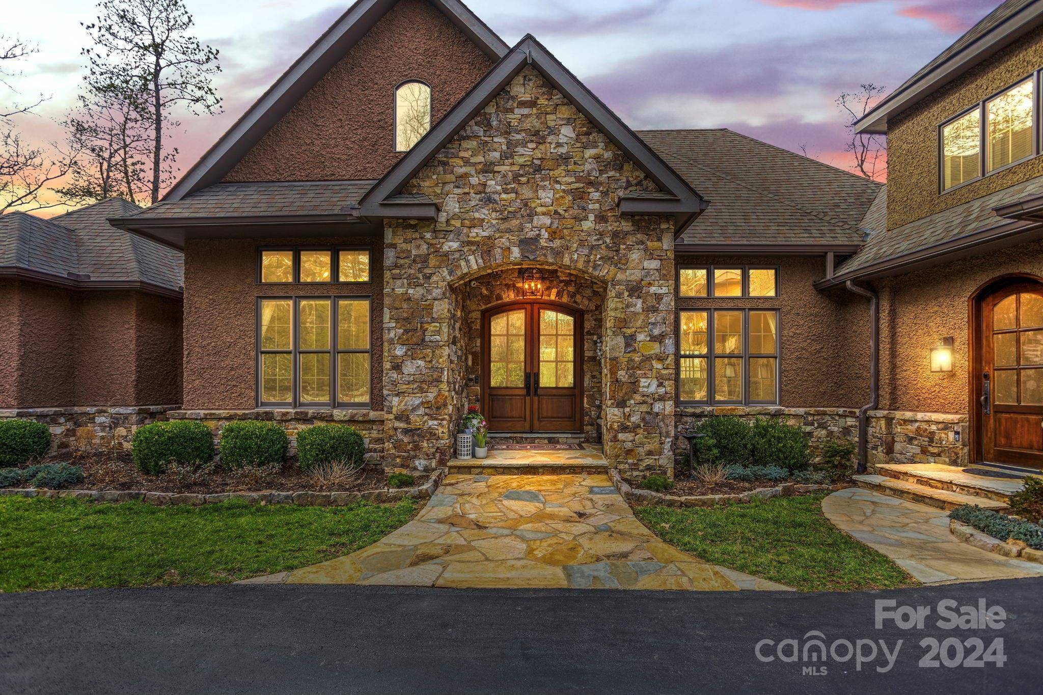 94 Drovers LN, Fairview, NC 28730