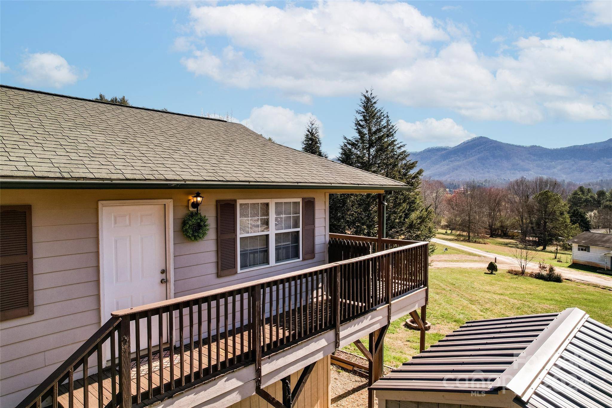 38 Country LN, Franklin, NC 28734