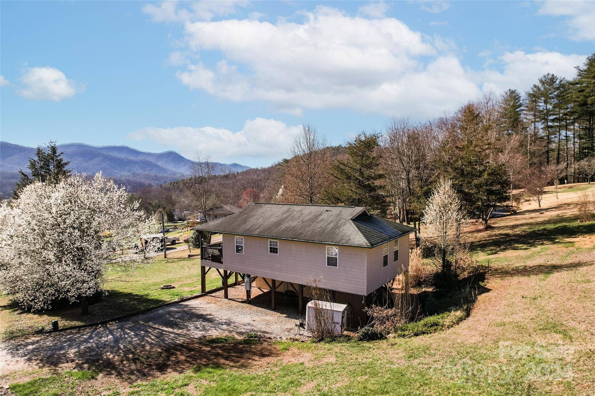 38 Country LN, Franklin, NC 28734