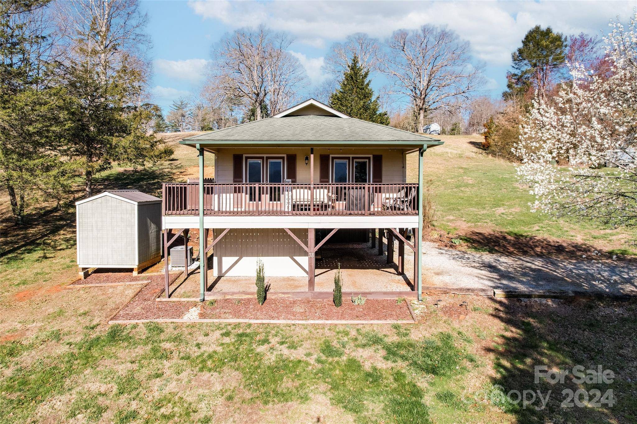 38 Country LN, Franklin, NC 28734