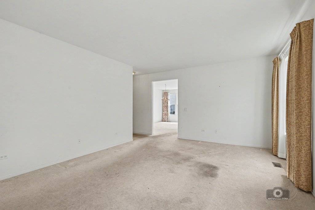 21331 Windsor Lake LN, Crest Hill, IL 60403