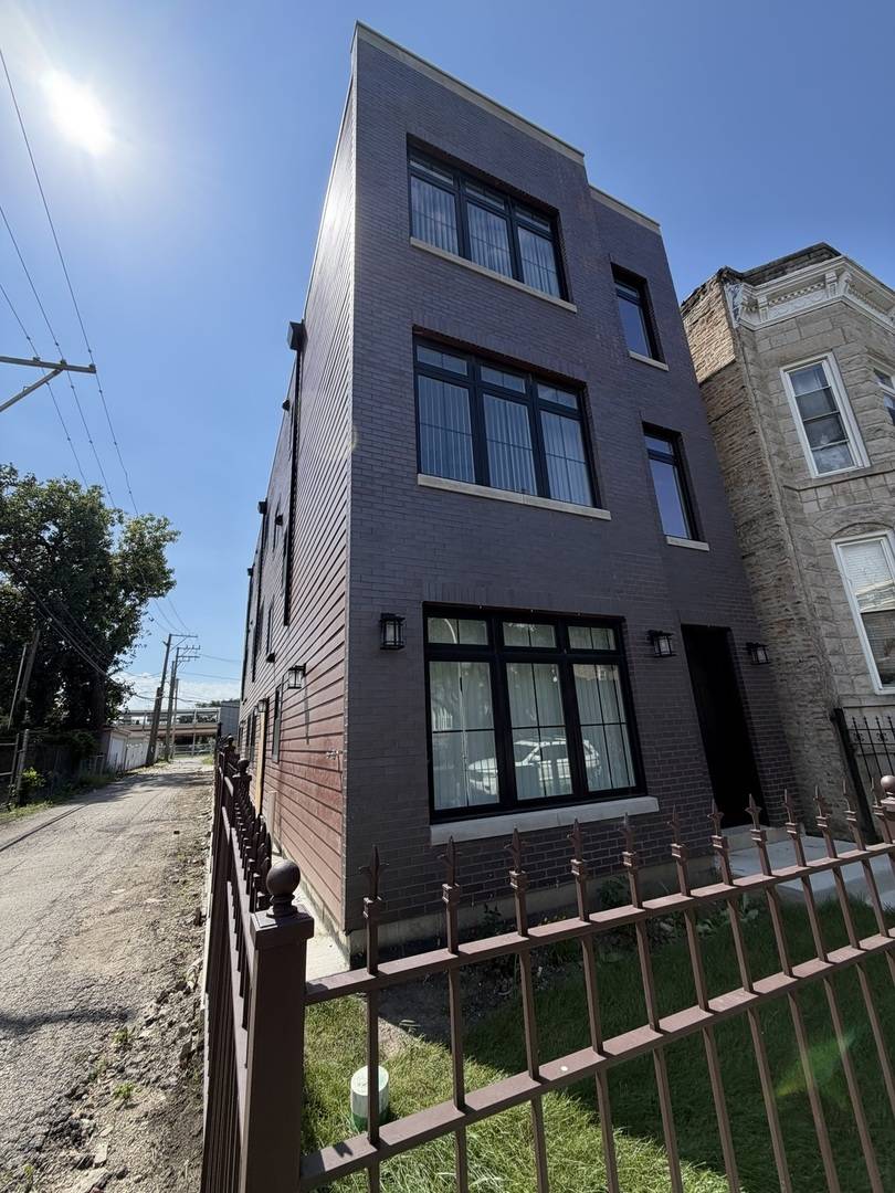 2821 W Walnut ST, Chicago, IL 60612