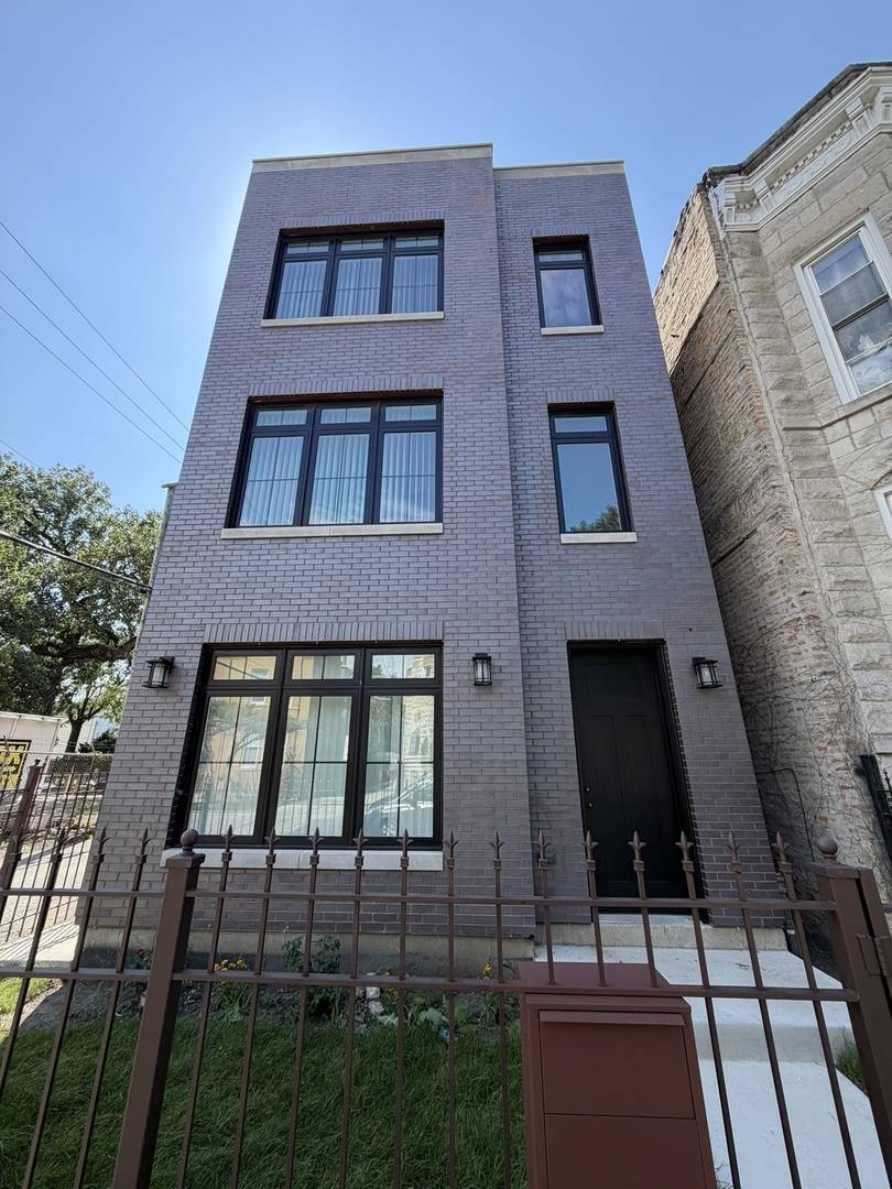 2821 W Walnut ST, Chicago, IL 60612