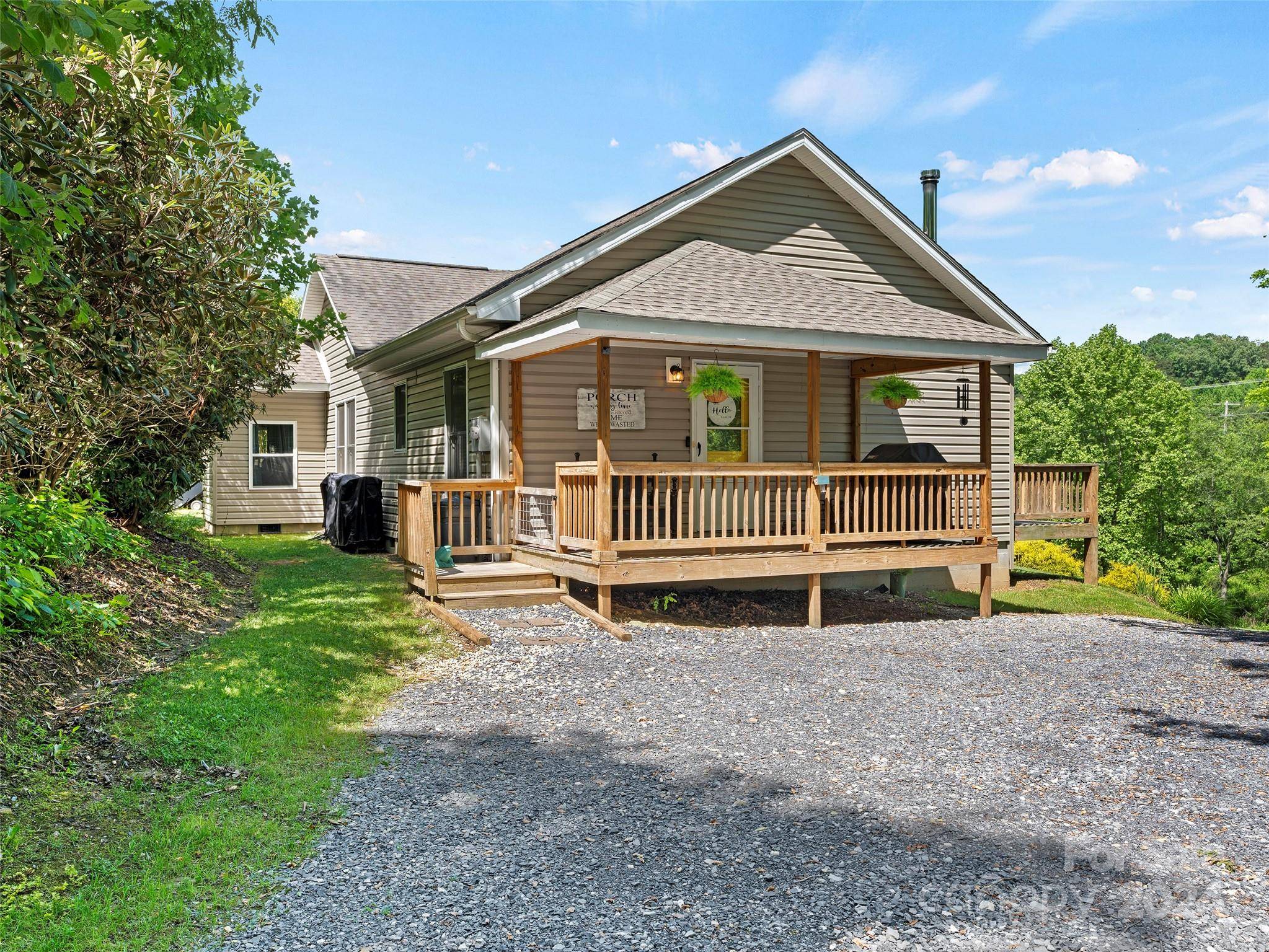 65 Maloney LN, Clyde, NC 28721