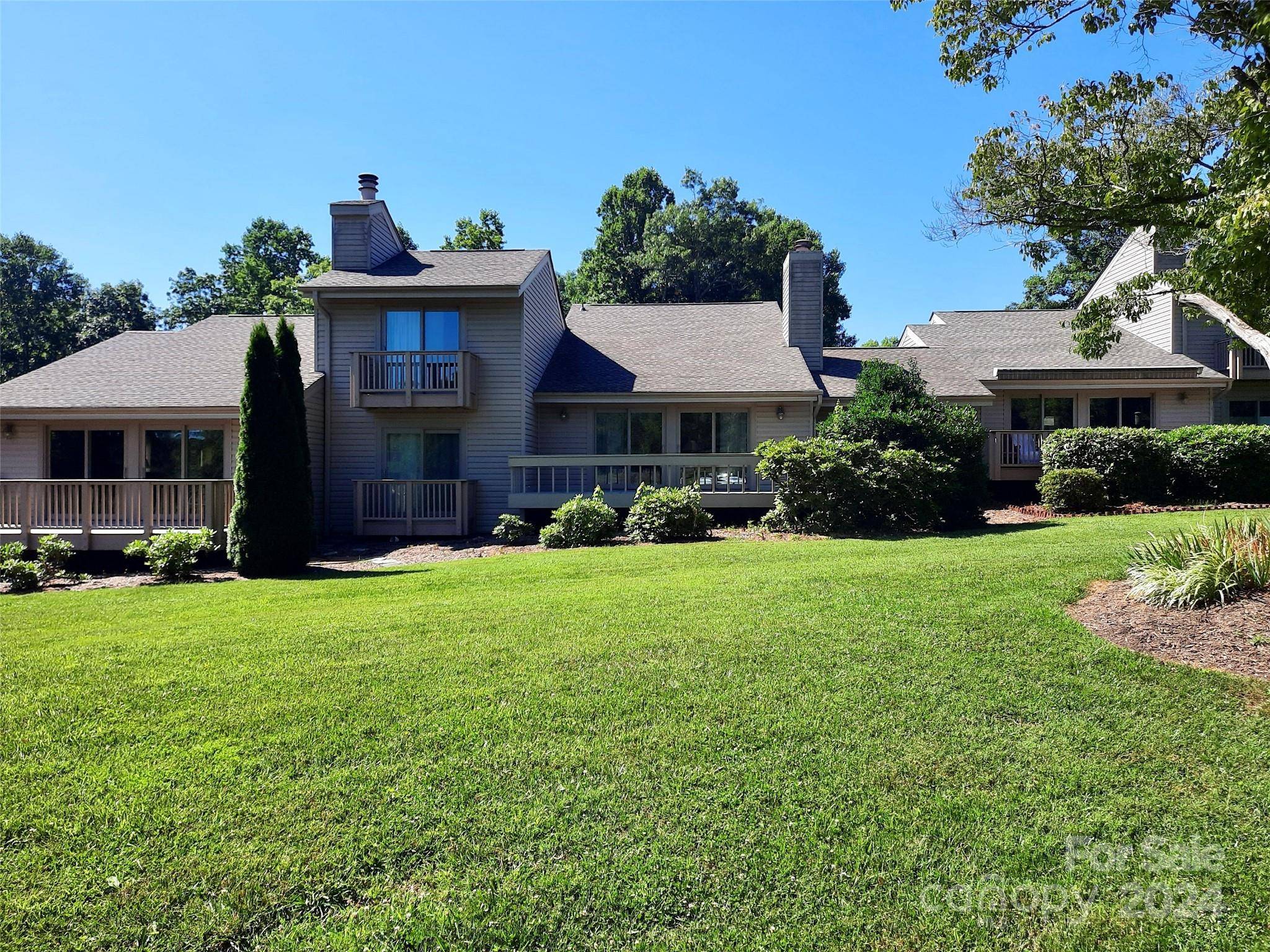 18 Foxmoor CT, Etowah, NC 28729