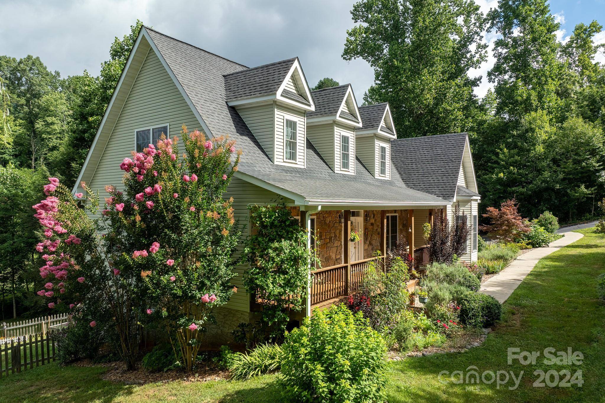 34 Creek Run RD, Candler, NC 28715