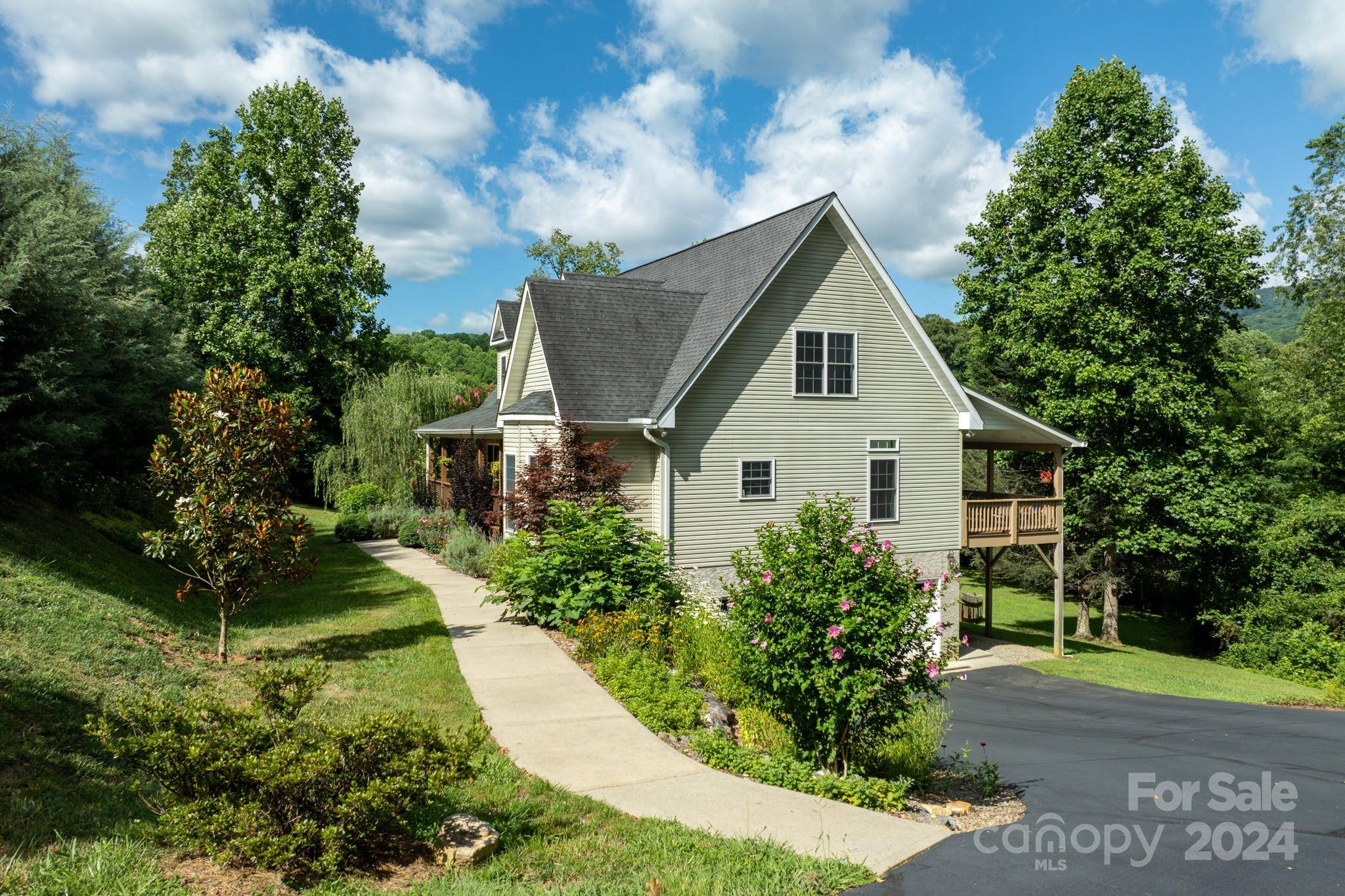 34 Creek Run RD, Candler, NC 28715