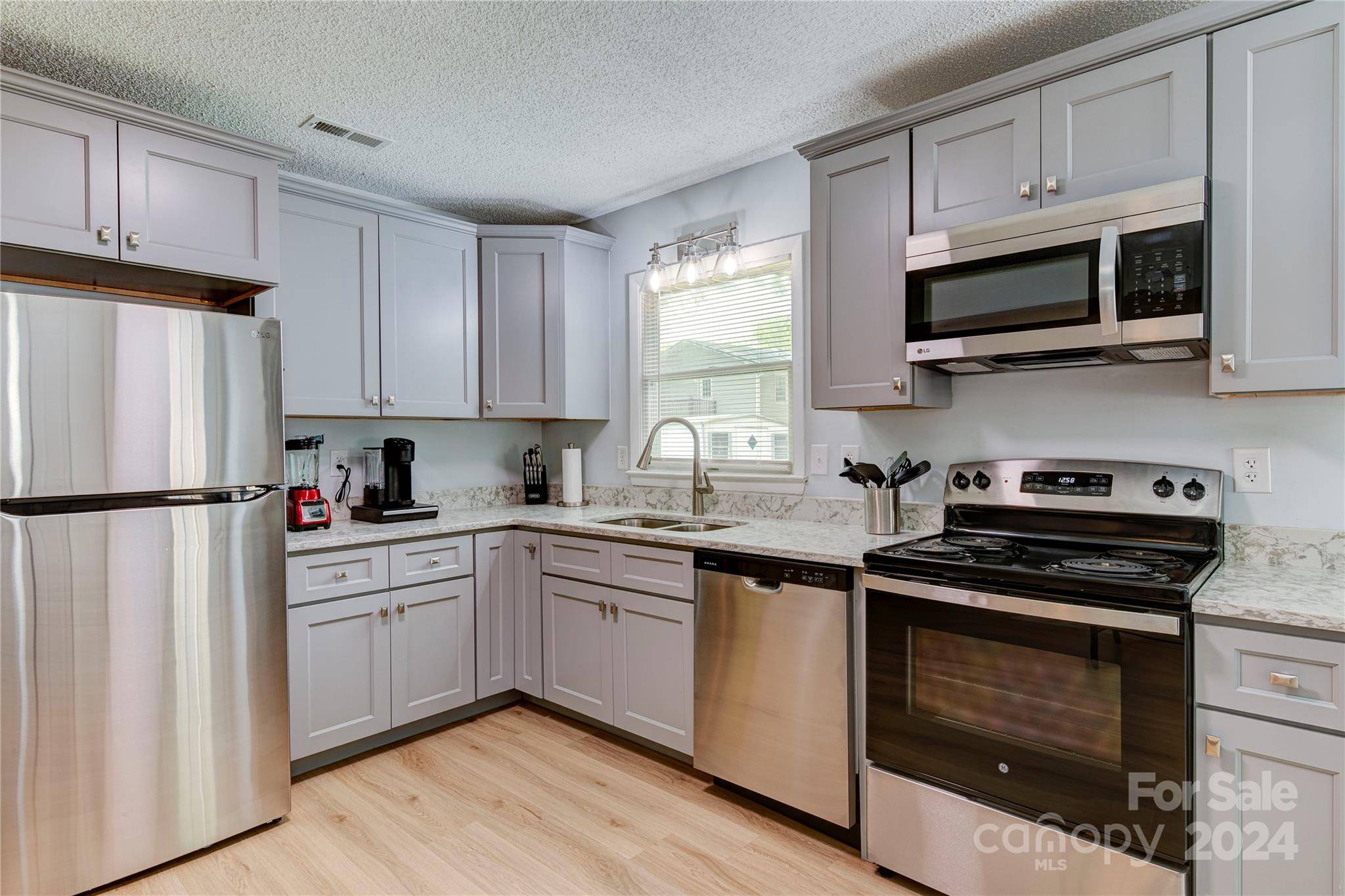 15 Penland ST, Clyde, NC 28721