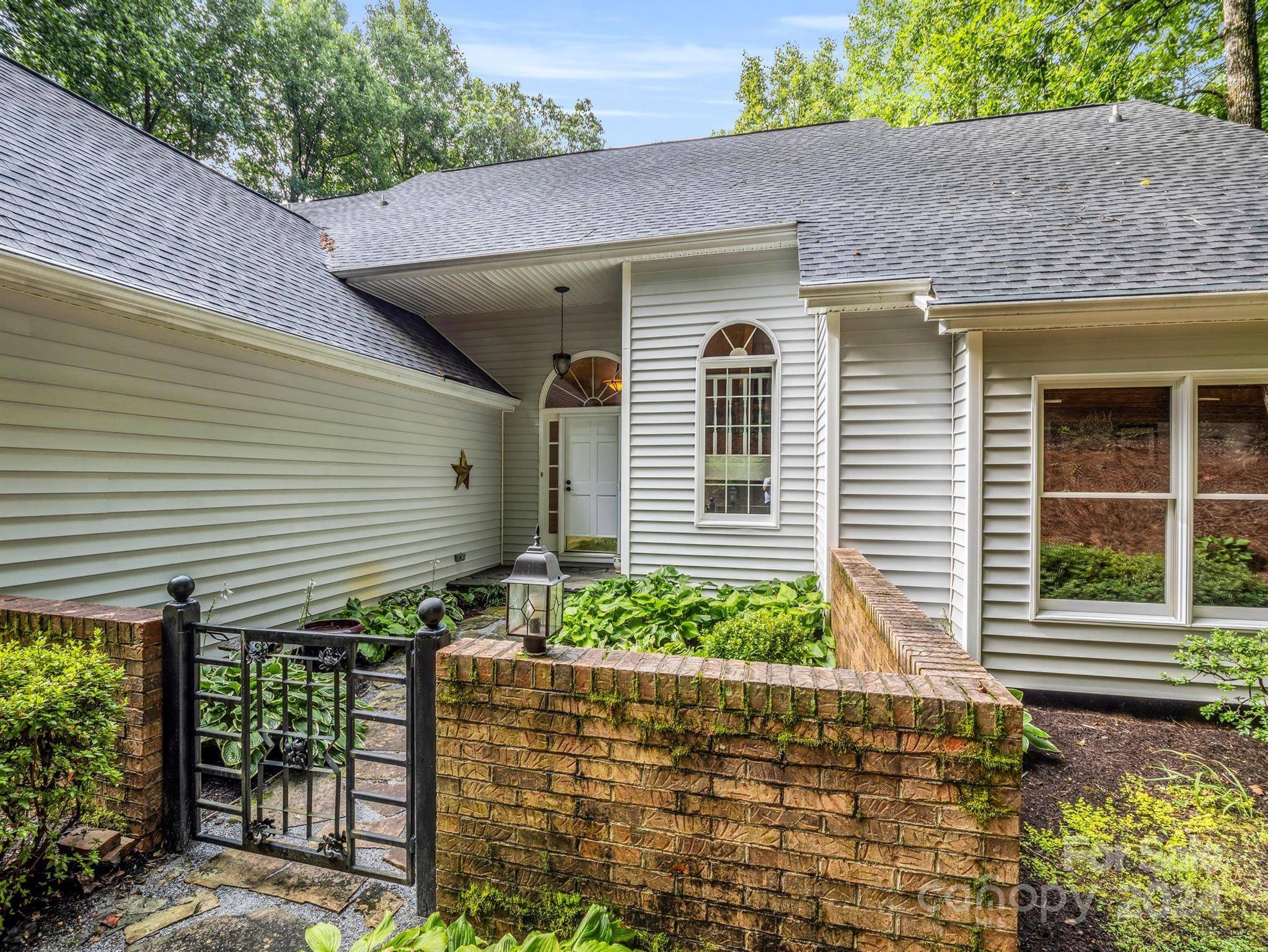 505 Kingcrest DR, Flat Rock, NC 28731