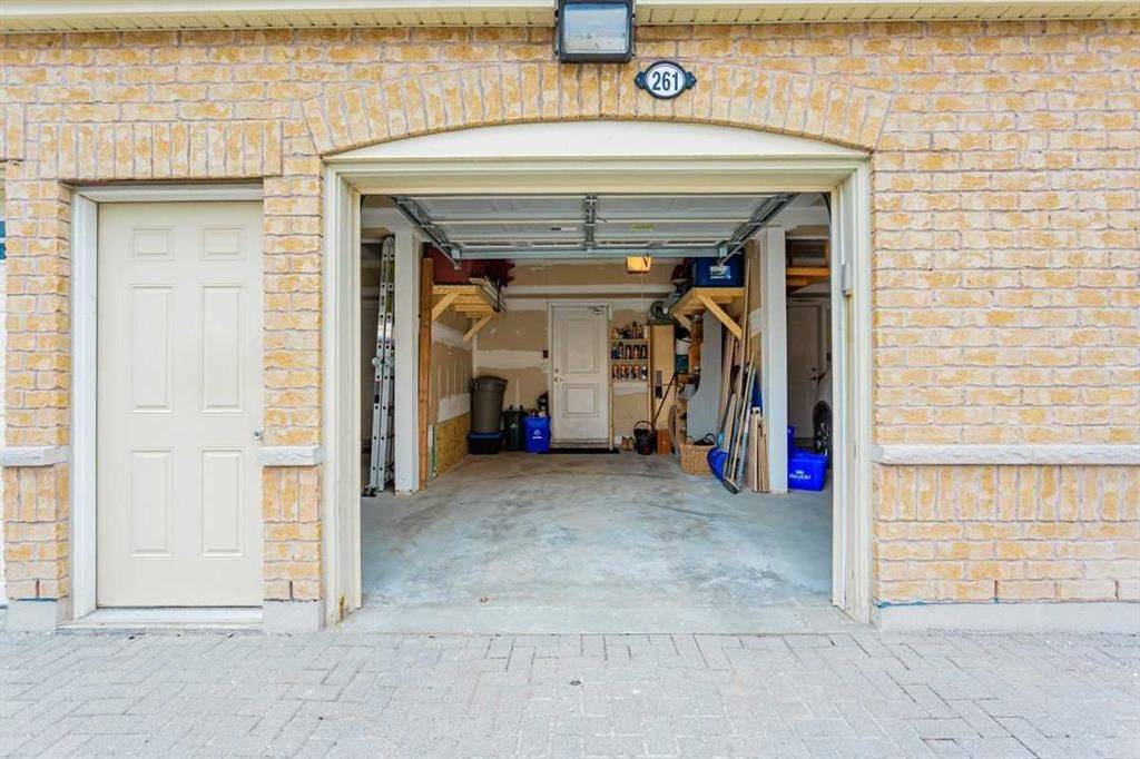 261 John WAY W #2, Aurora, ON L4G 0S8