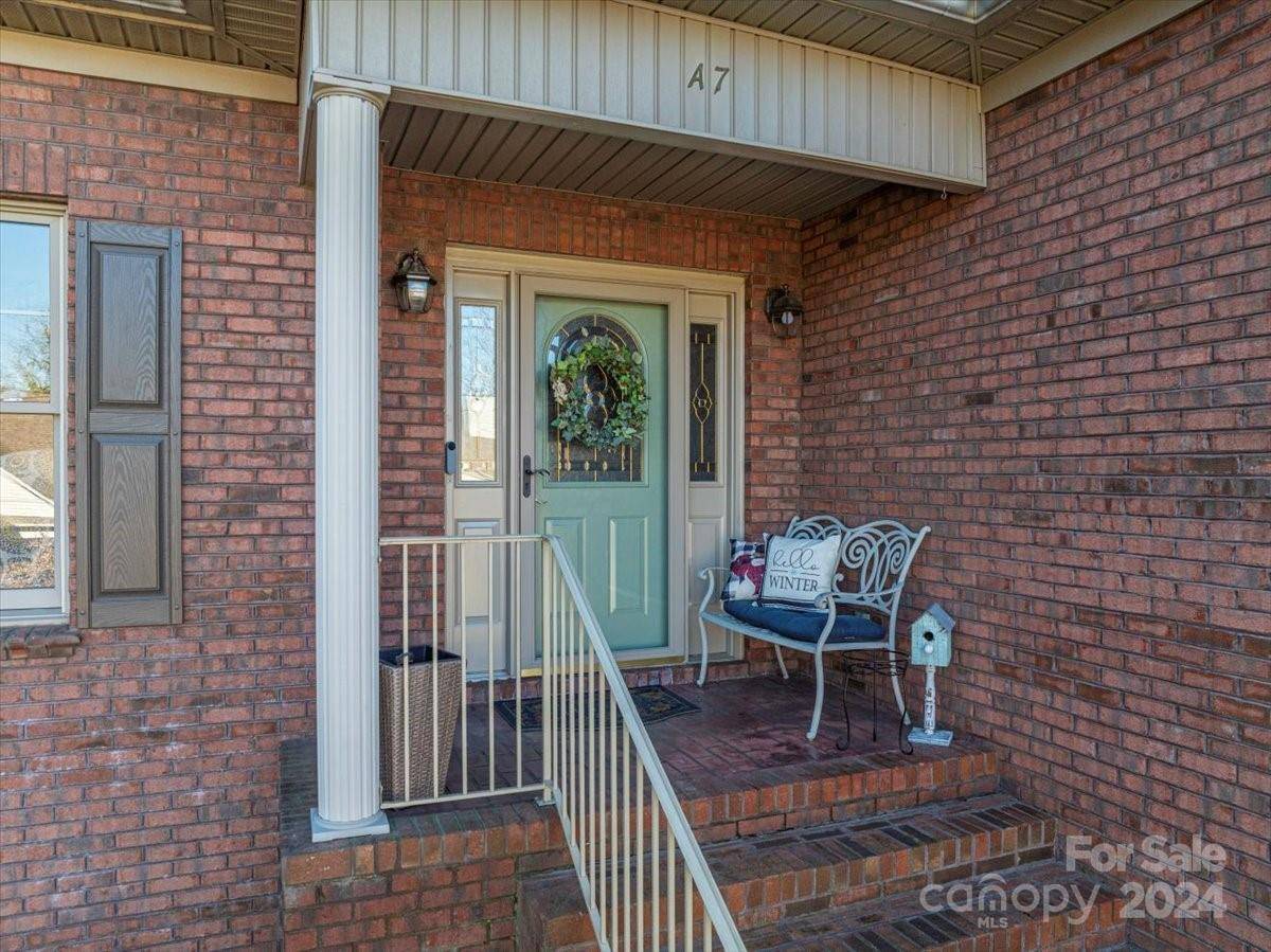 907 3rd Street PL NE, Conover, NC 28613