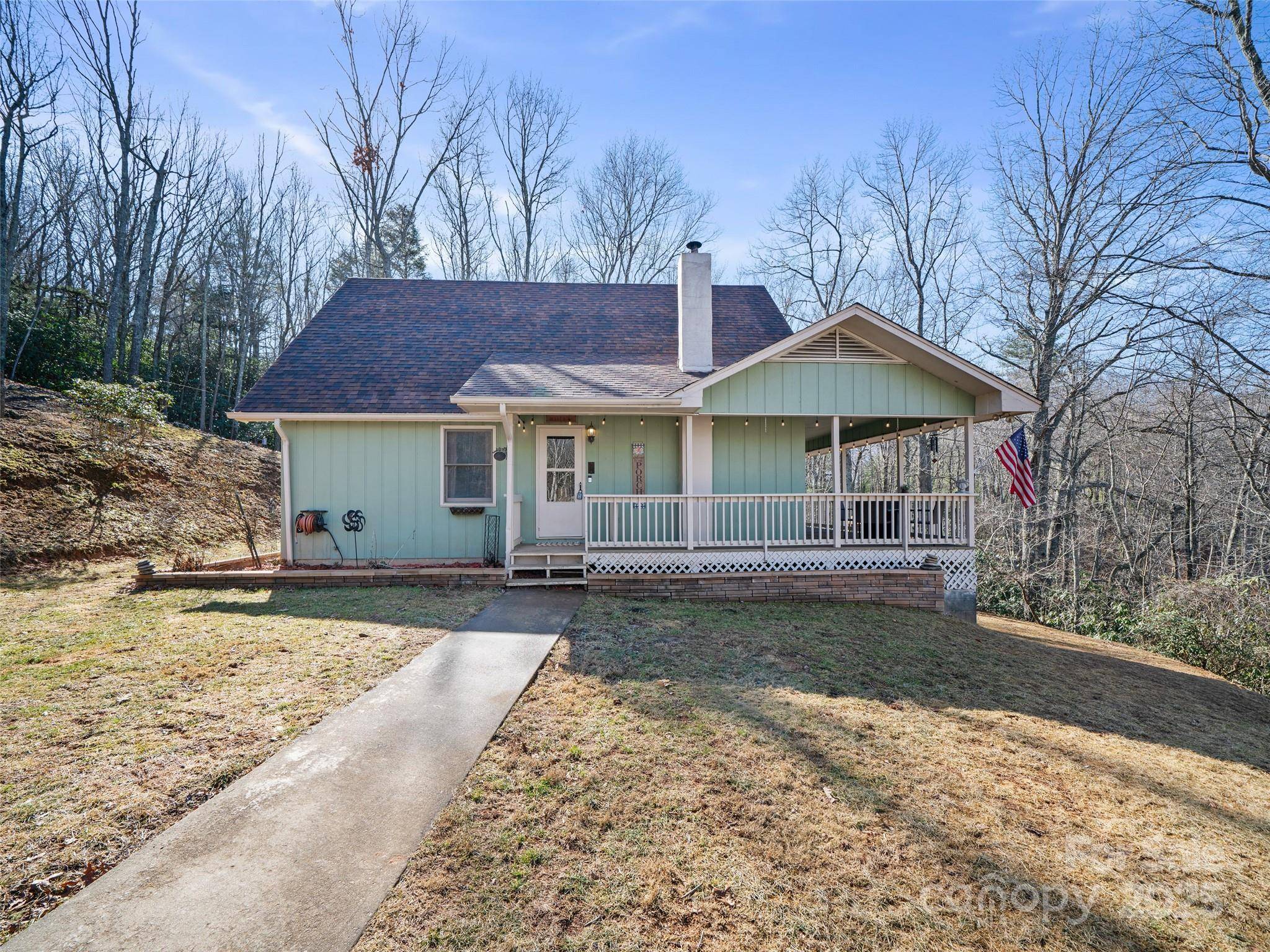 426 Meadowood LN, Burnsville, NC 28714