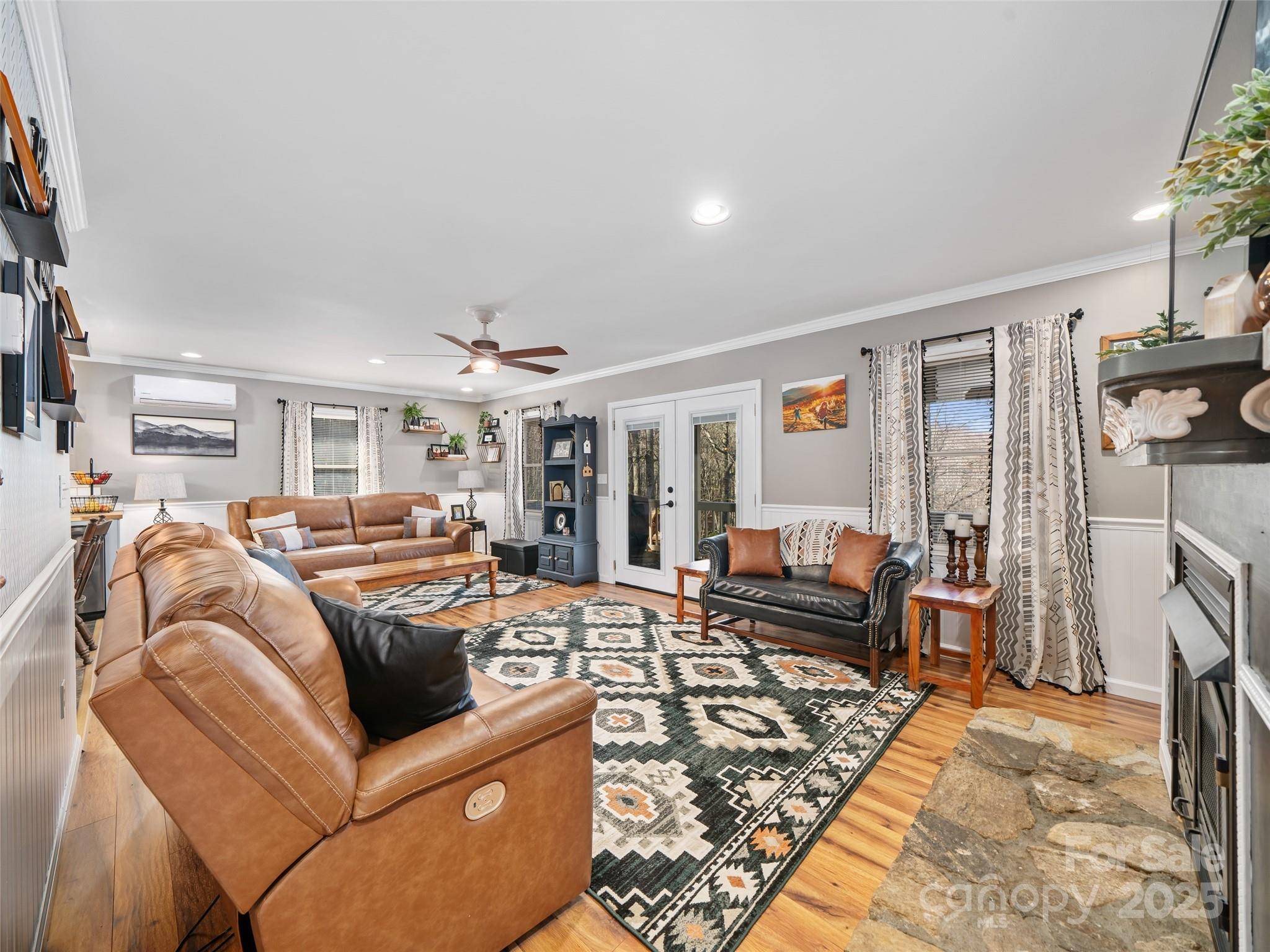 426 Meadowood LN, Burnsville, NC 28714