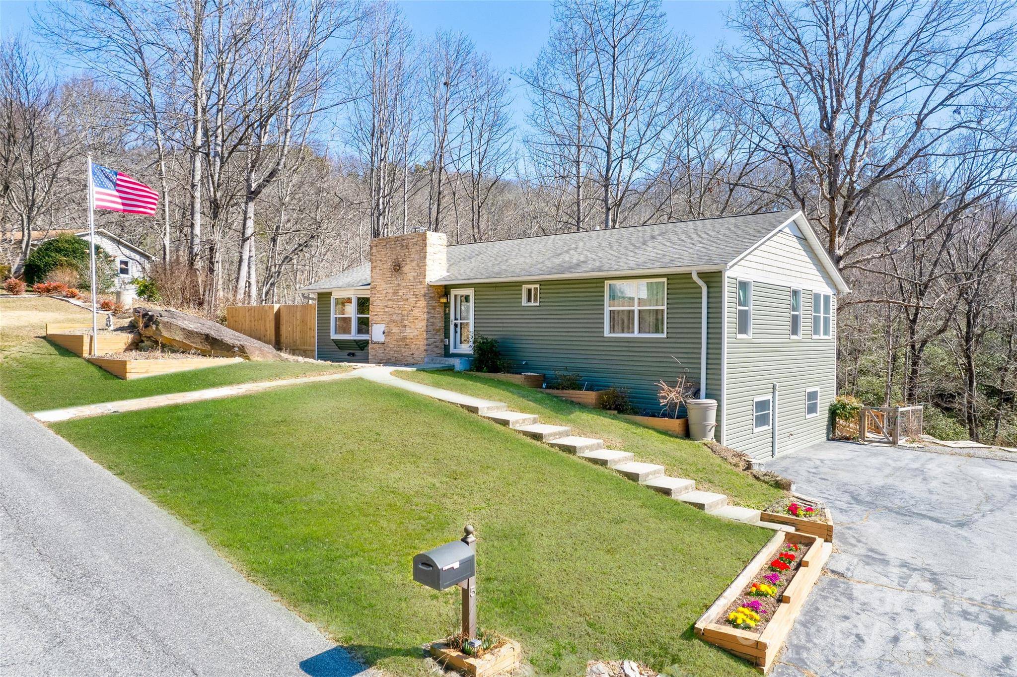 5 Laurel Forest DR, Horse Shoe, NC 28742