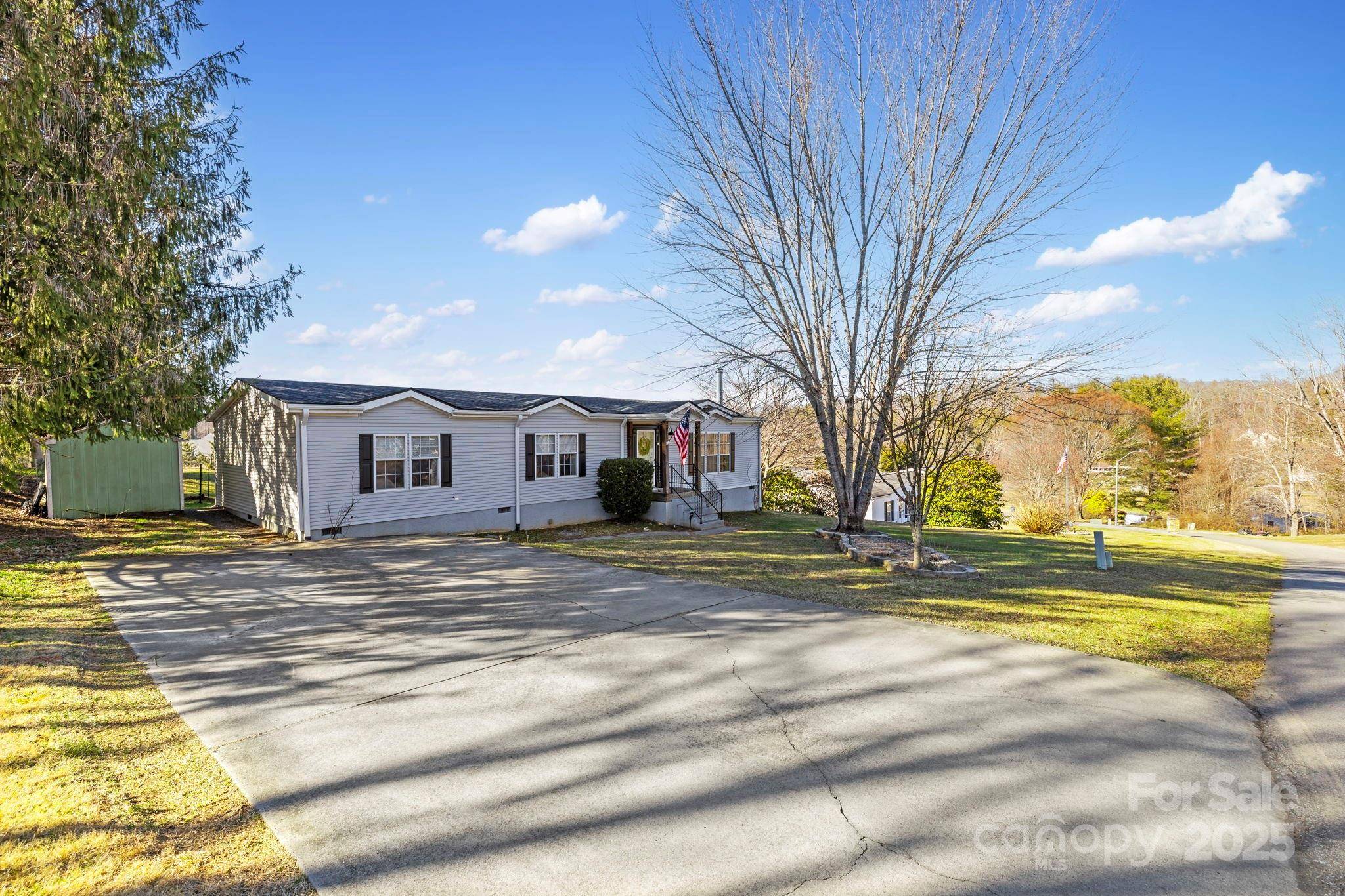 11 Timbers Edge LN, Fairview, NC 28730