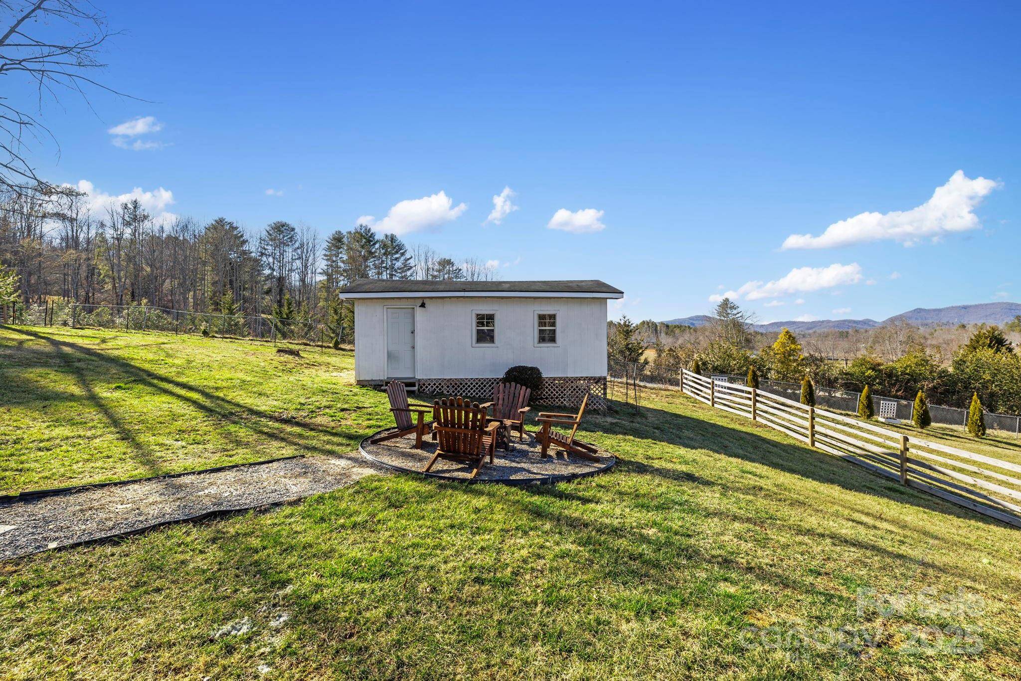 11 Timbers Edge LN, Fairview, NC 28730