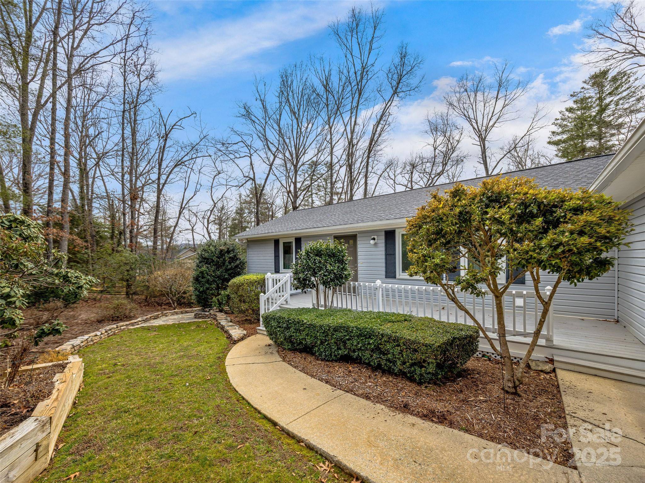 1 Maple Leaf DR, Hendersonville, NC 28739