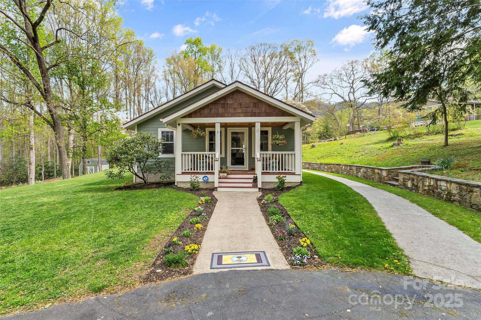 11 Hunting Lodge DR, Black Mountain, NC 28711