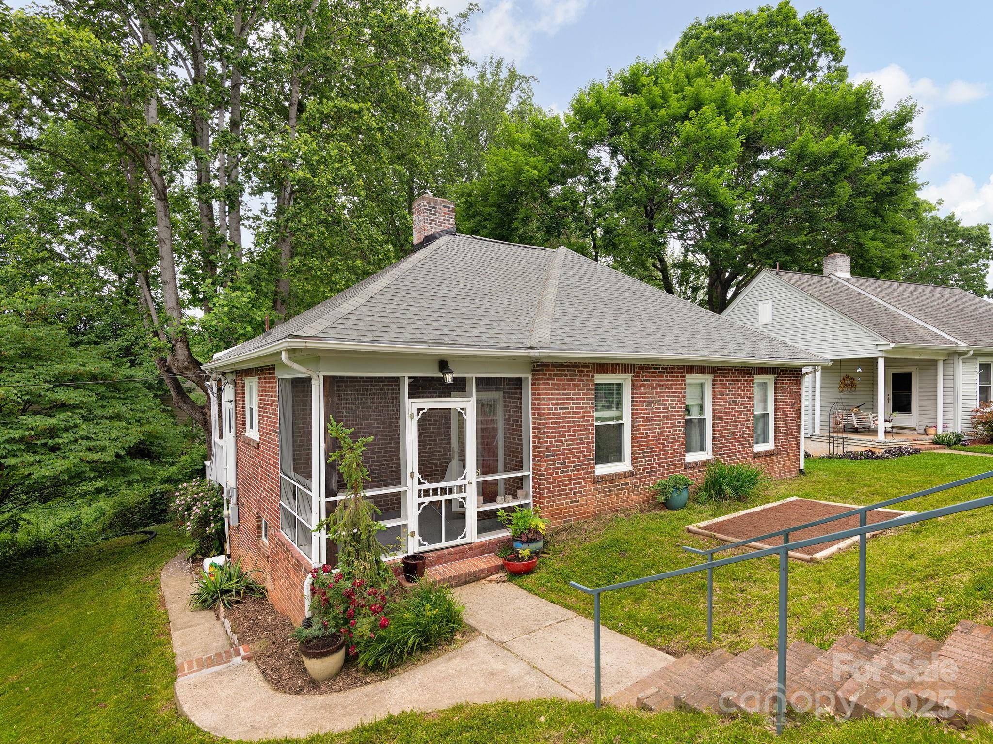 5 Enka Oak ST, Candler, NC 28715