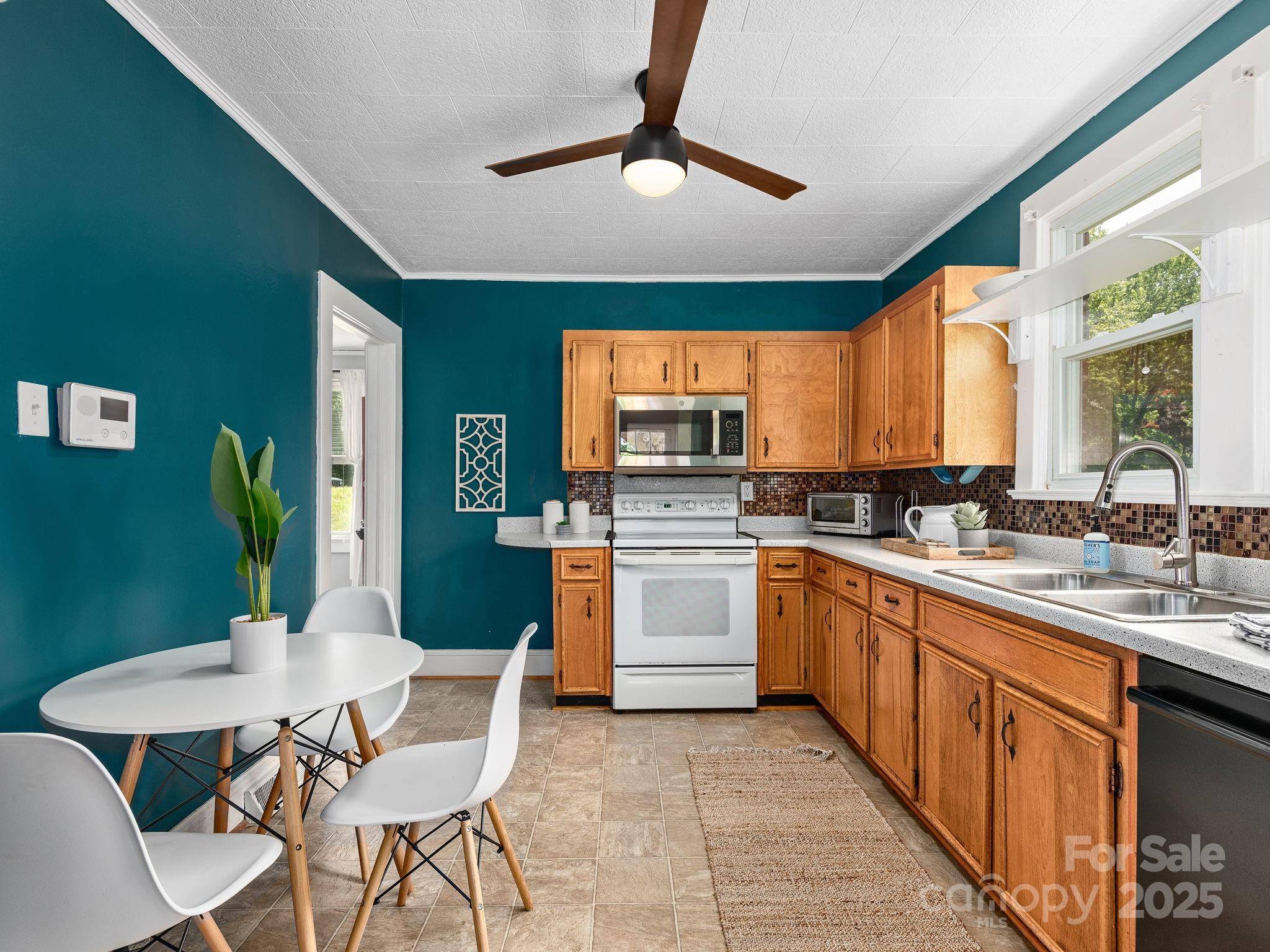 5 Enka Oak ST, Candler, NC 28715
