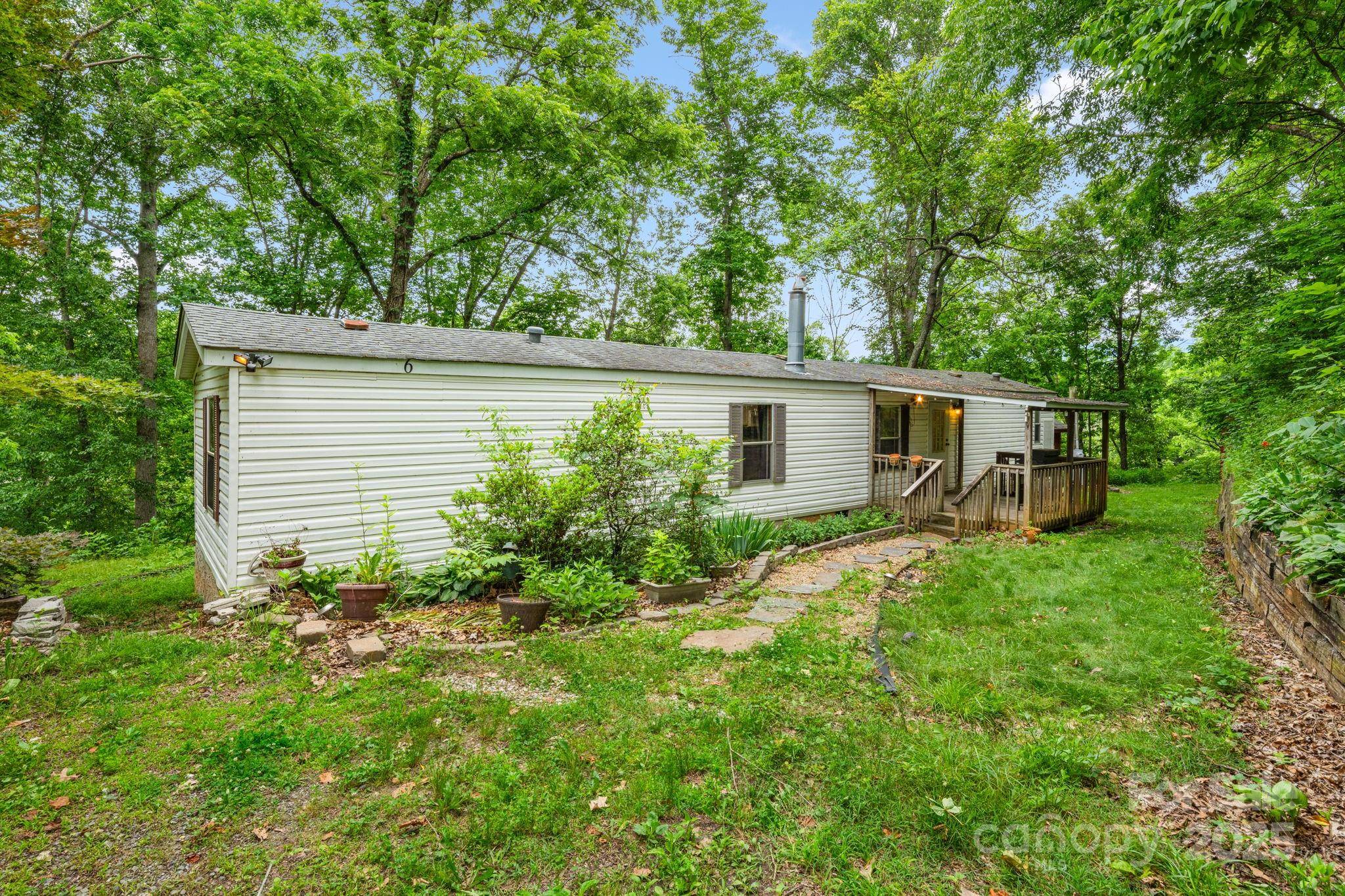 6 Kims CT, Clyde, NC 28721