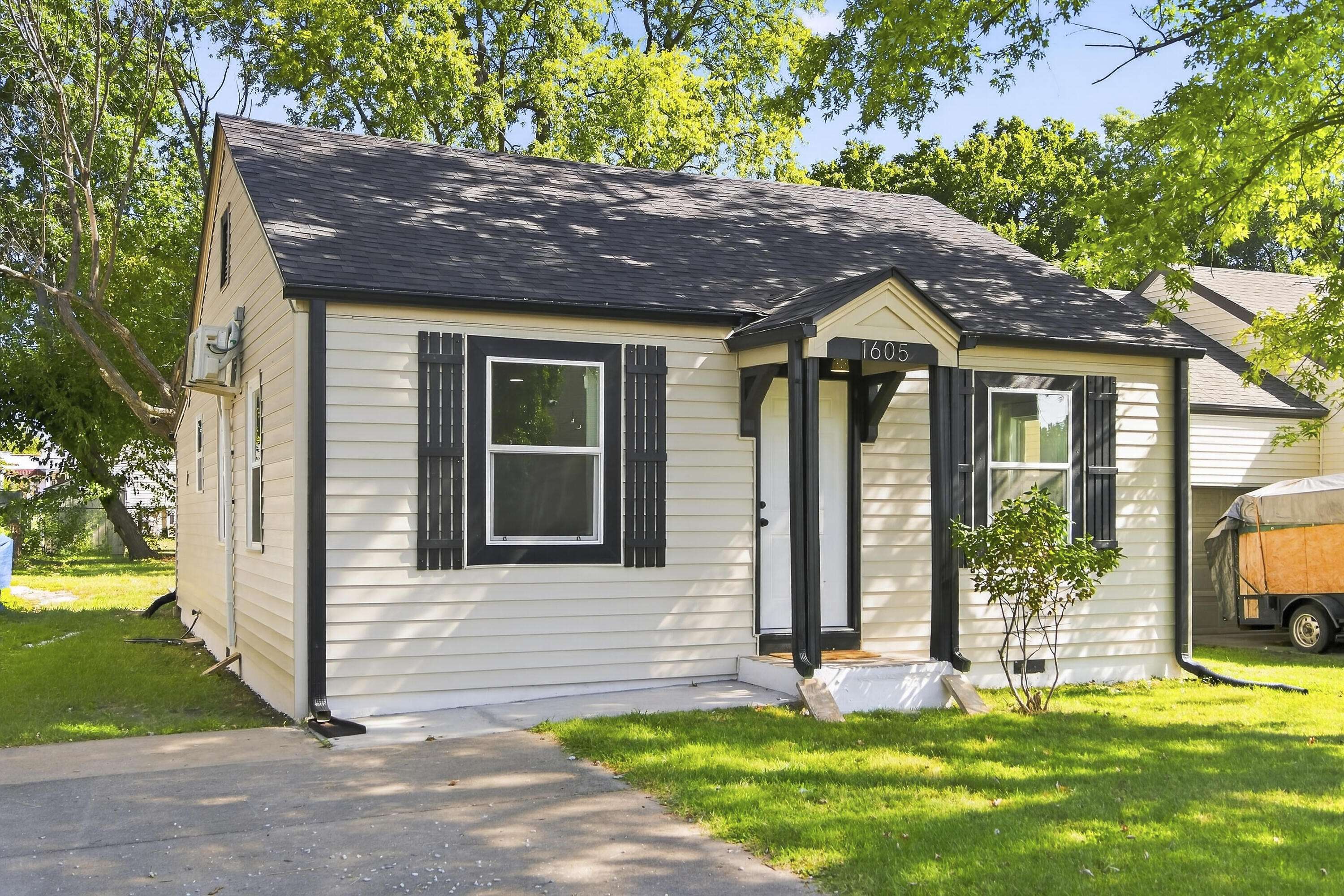 1605 E Blaine ST, Springfield, MO 65803