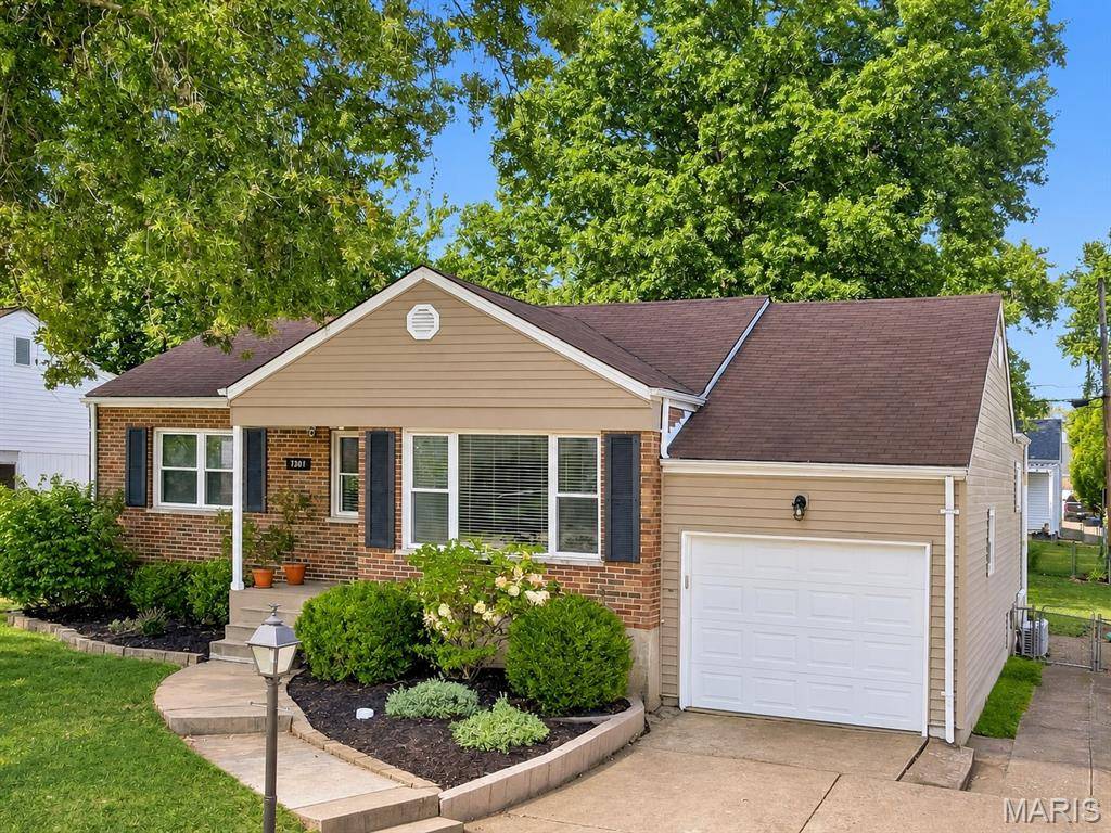 7907 E Yorkshire DR, St Louis, MO 63123