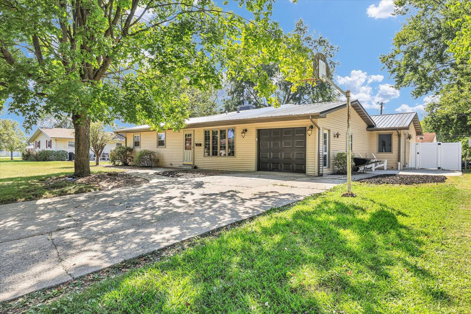 525 Orchard LN, Arthur, IL 61911