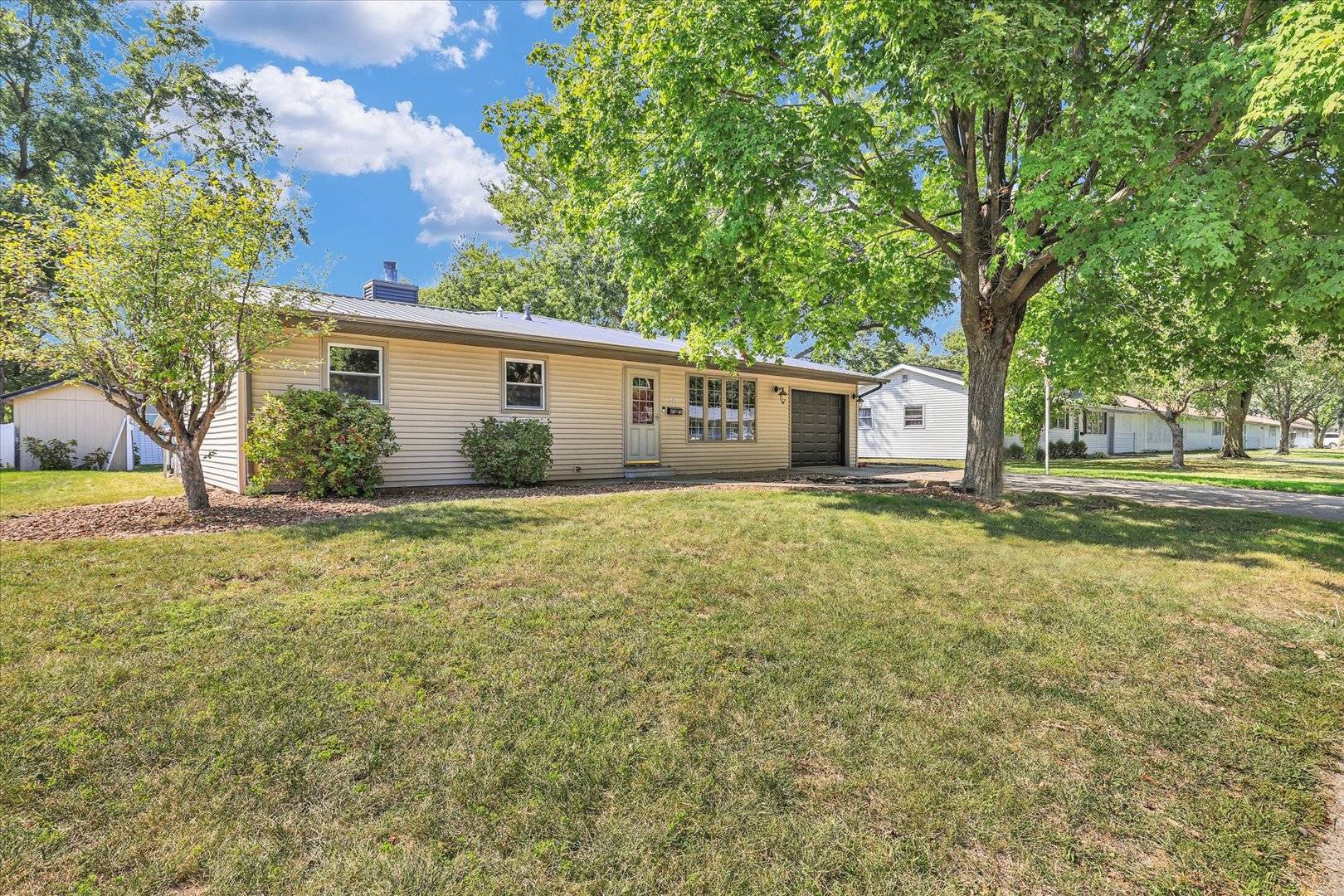 525 Orchard LN, Arthur, IL 61911