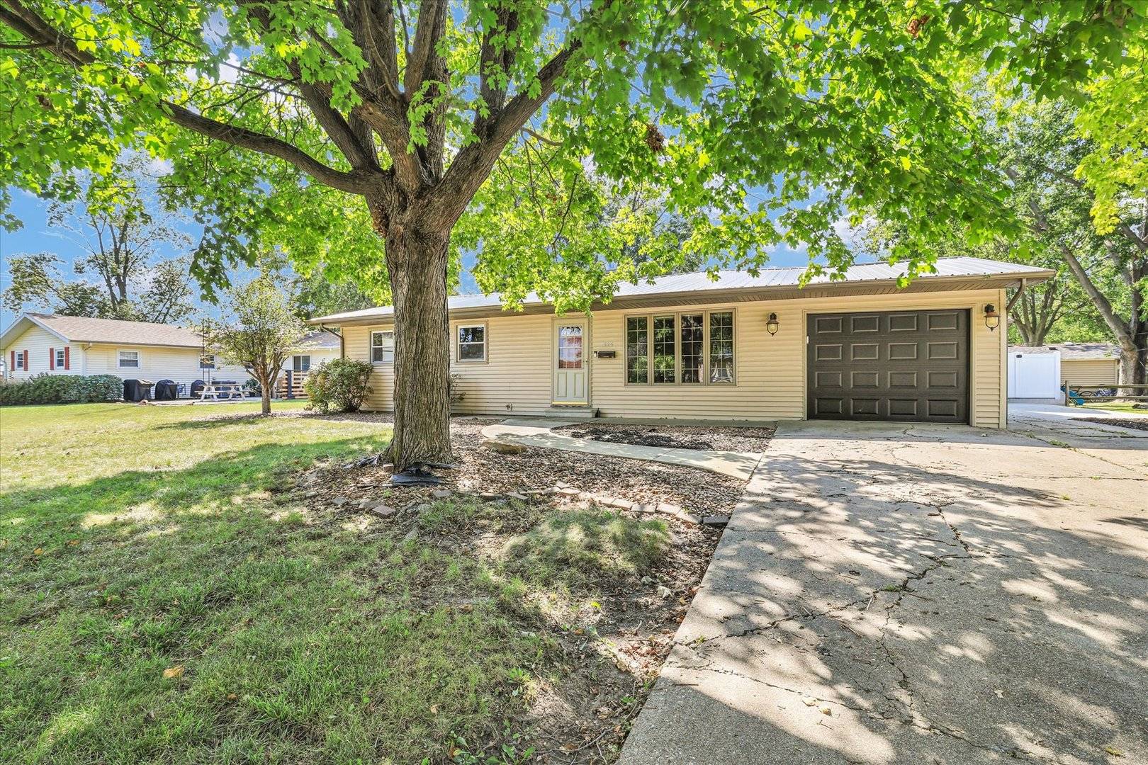 525 Orchard LN, Arthur, IL 61911