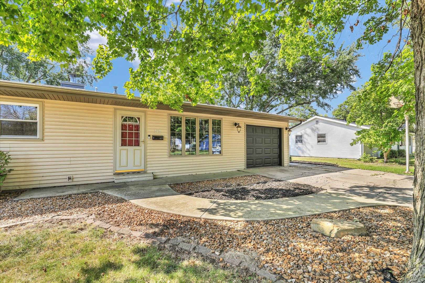 525 Orchard LN, Arthur, IL 61911