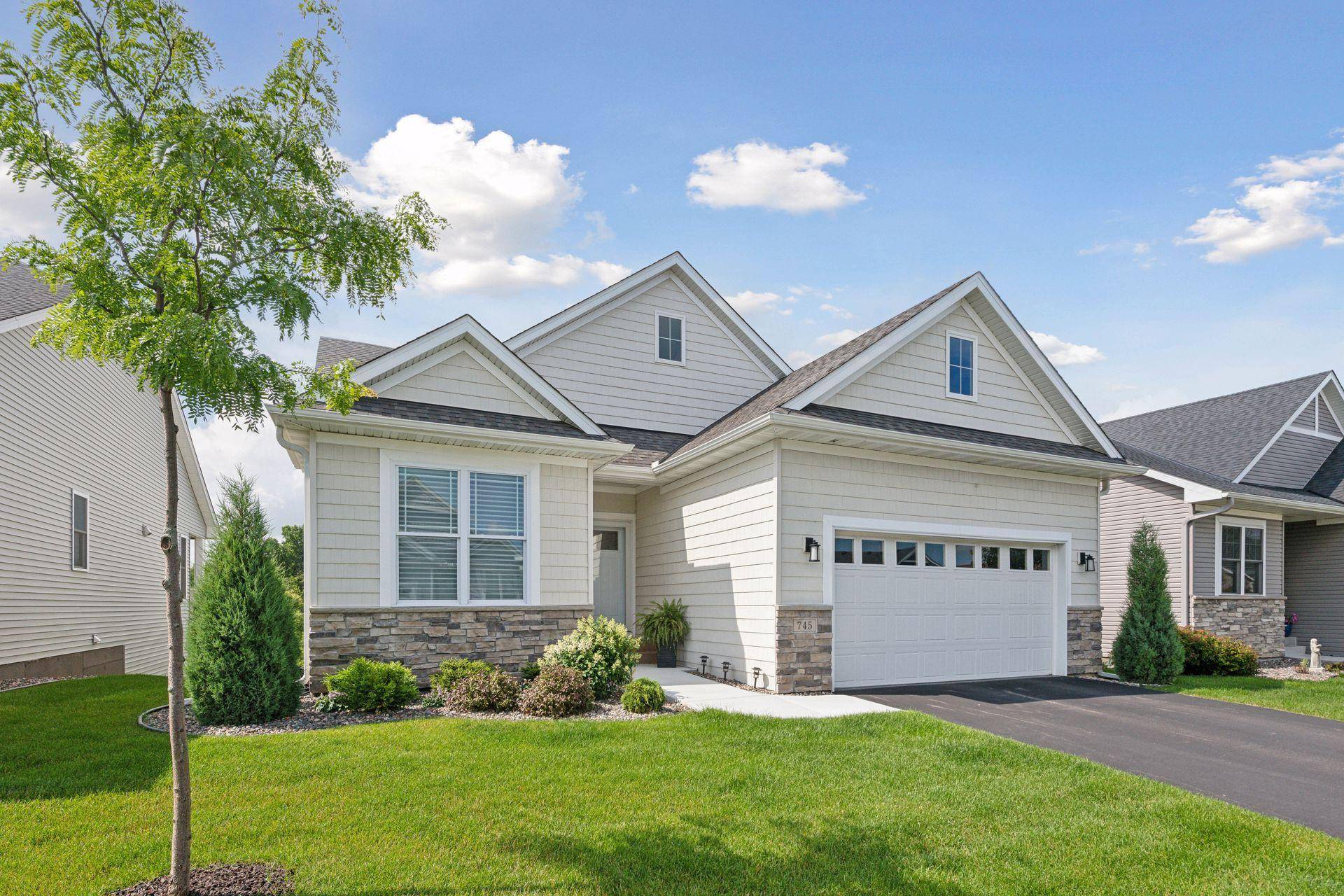 745 Crossroads CT, Chanhassen, MN 55317