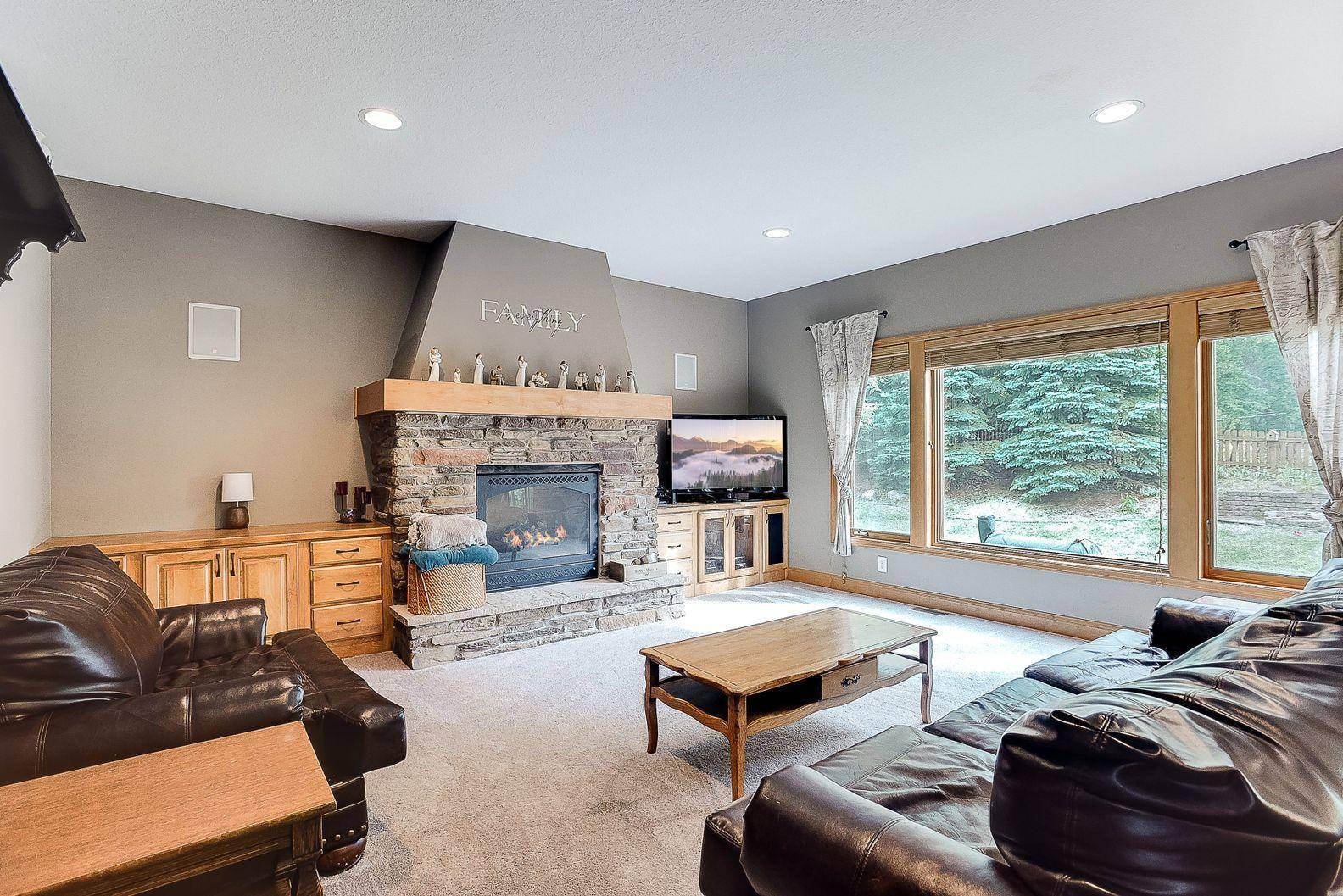 1009 Overlook DR, Carver, MN 55315
