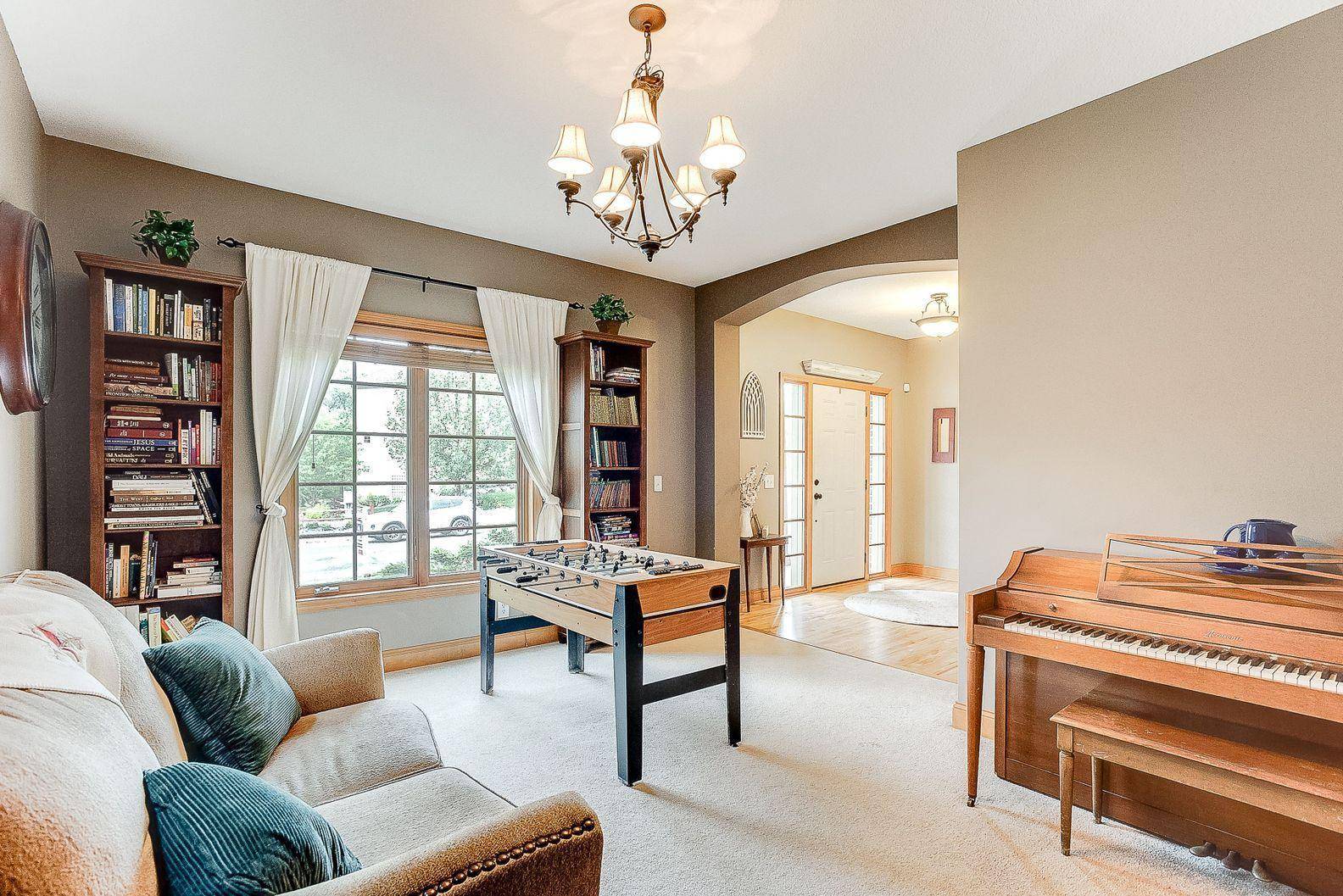 1009 Overlook DR, Carver, MN 55315