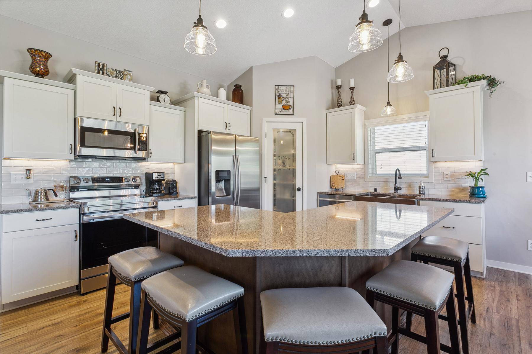 1016 Provence LN, Belle Plaine, MN 56011