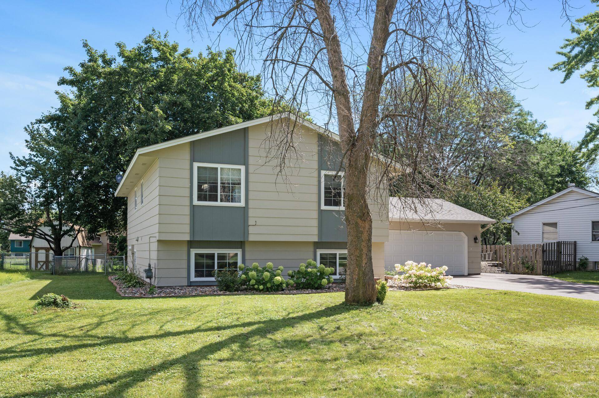 6252 Century BLVD, Brooklyn Park, MN 55429