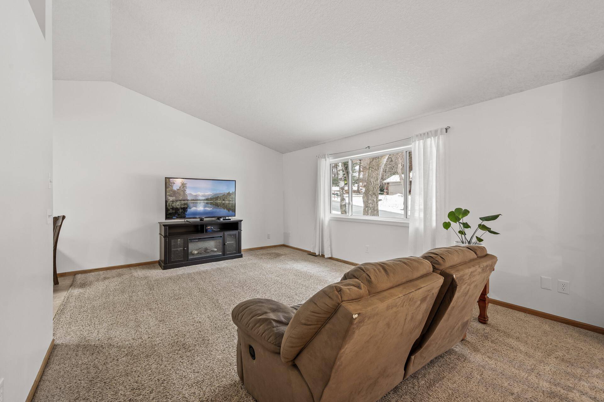 995 89th LN NW, Coon Rapids, MN 55433